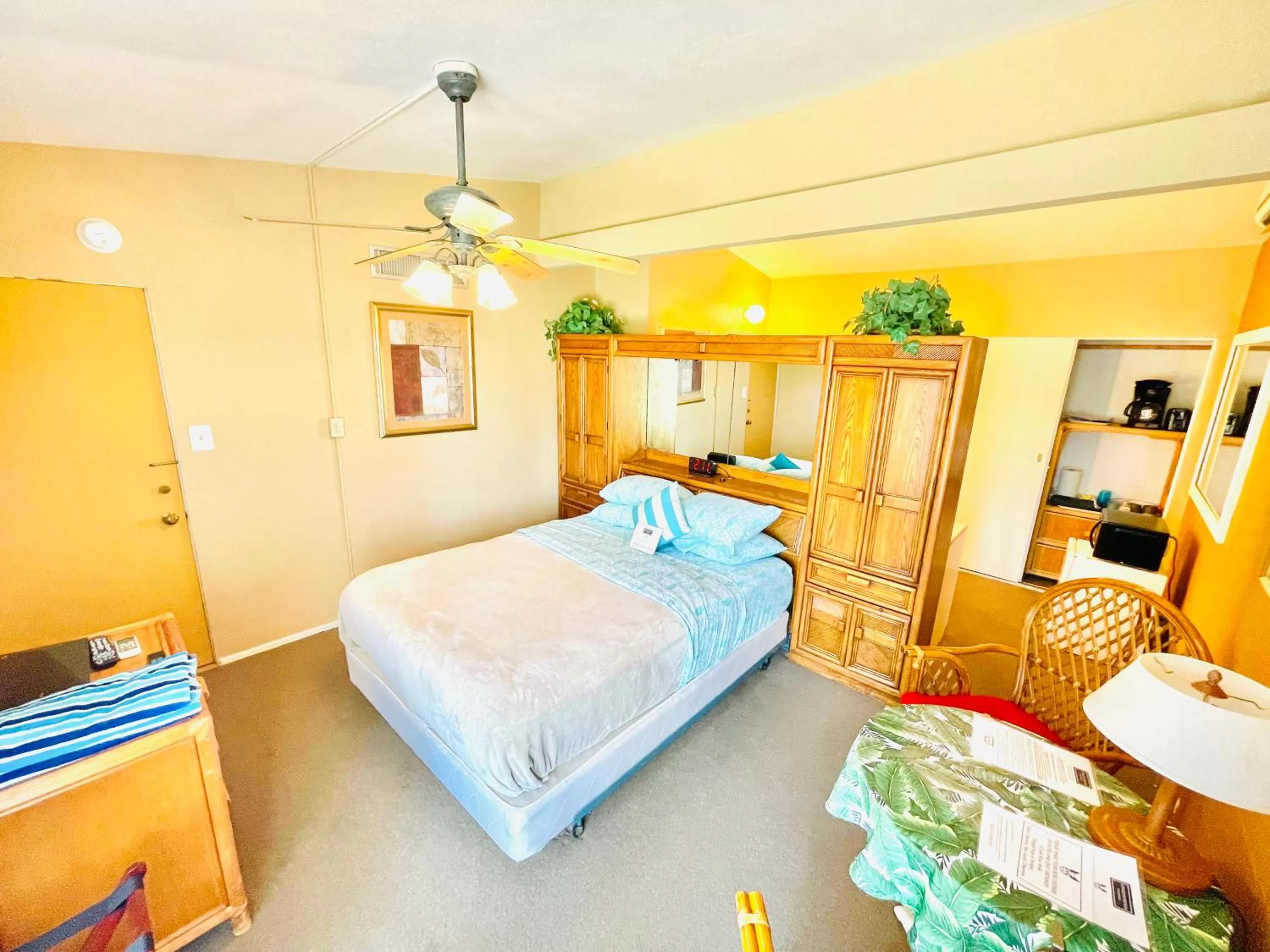 Bed in A PLACE IN THE SUN Hotel - ADULTS ONLY Big Units, 24h Heated Pool & Spa in 1 Acre Park Prime Location, DOG Friendly, TOP Midcentury Modern Boutique Hotel