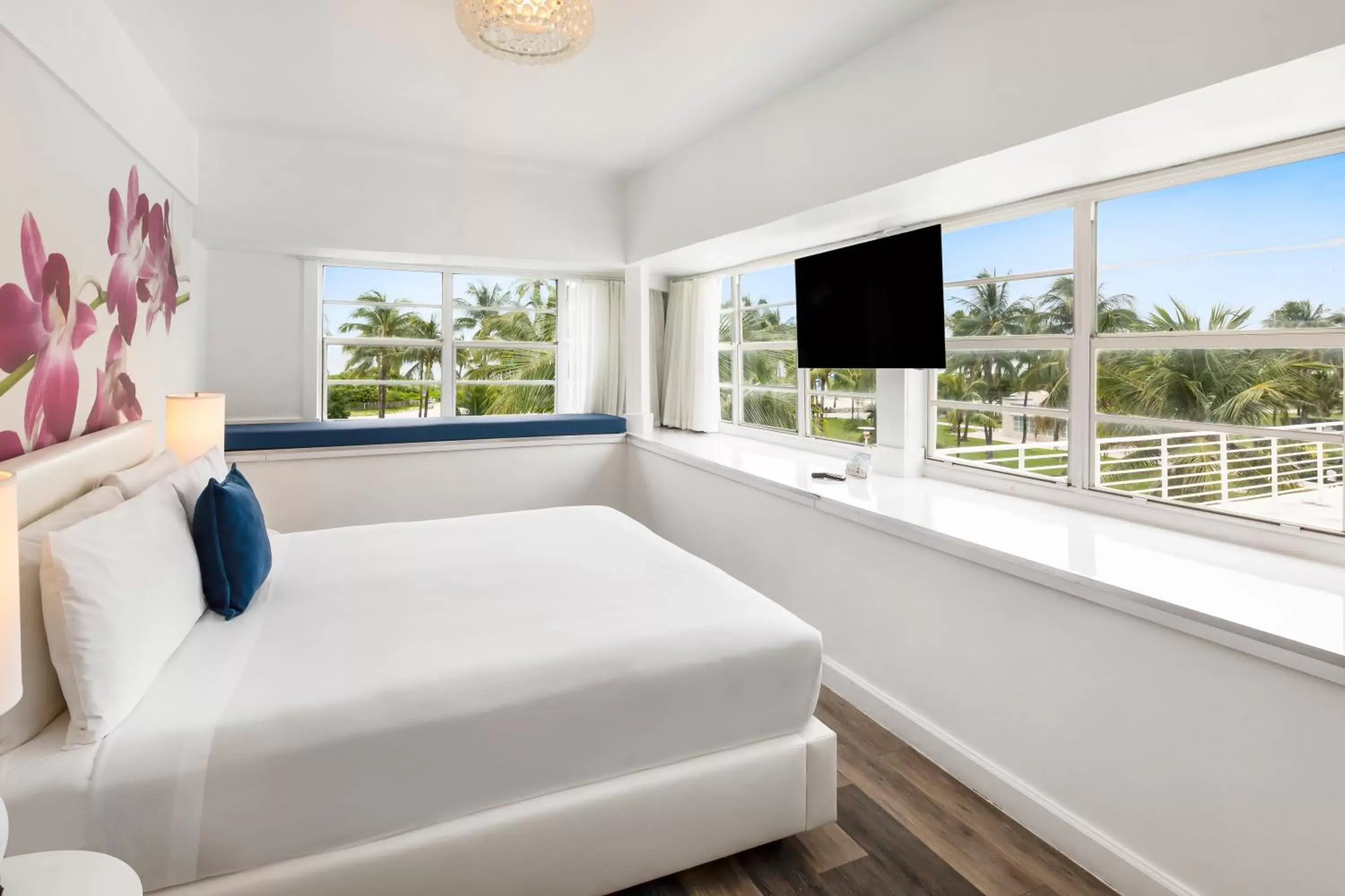 King Room with Sea View in Penguin Hotel King Room with Sea View in Penguin Hotel