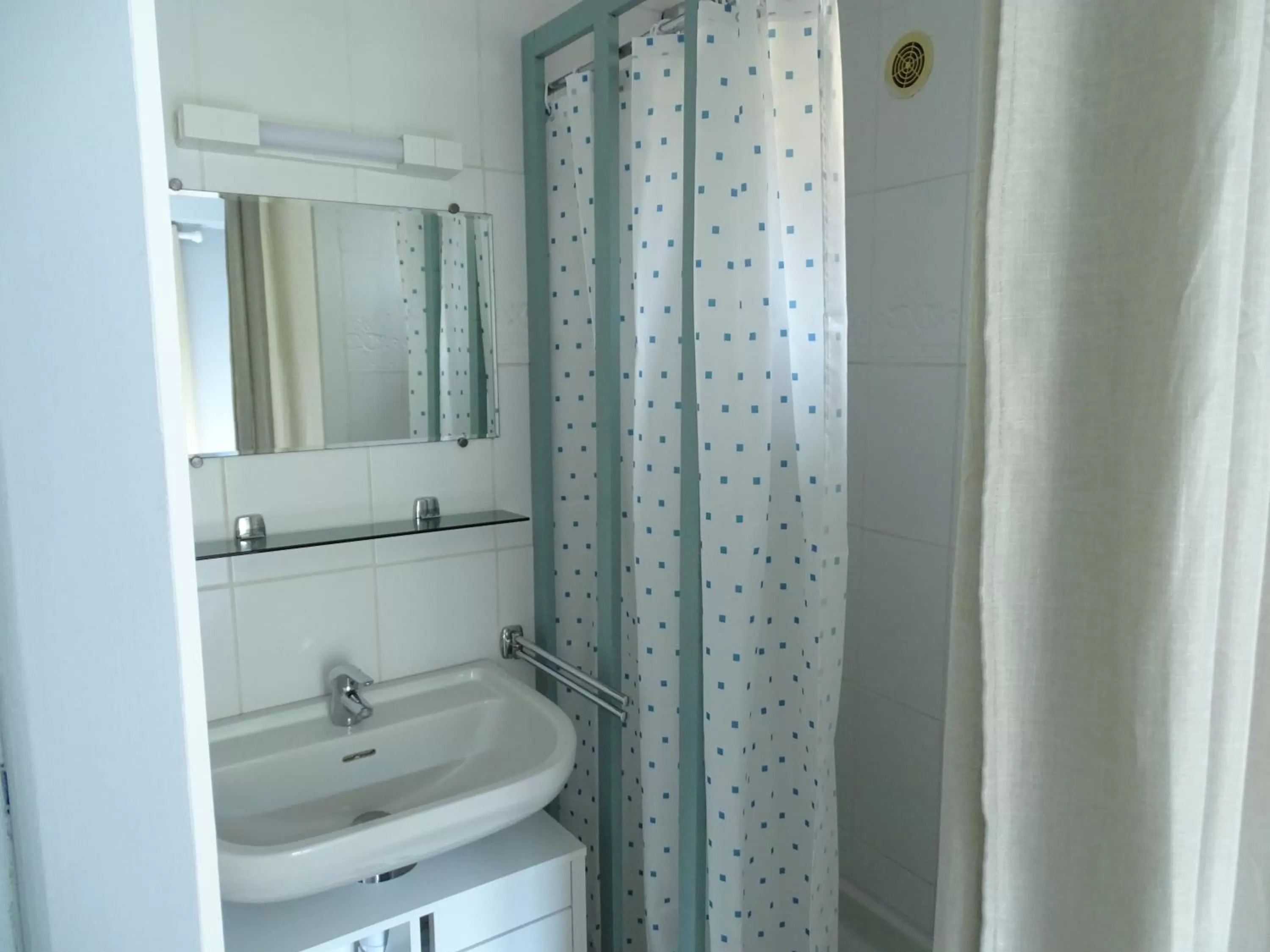 Bathroom in DÉDÉ DU VAL B&B