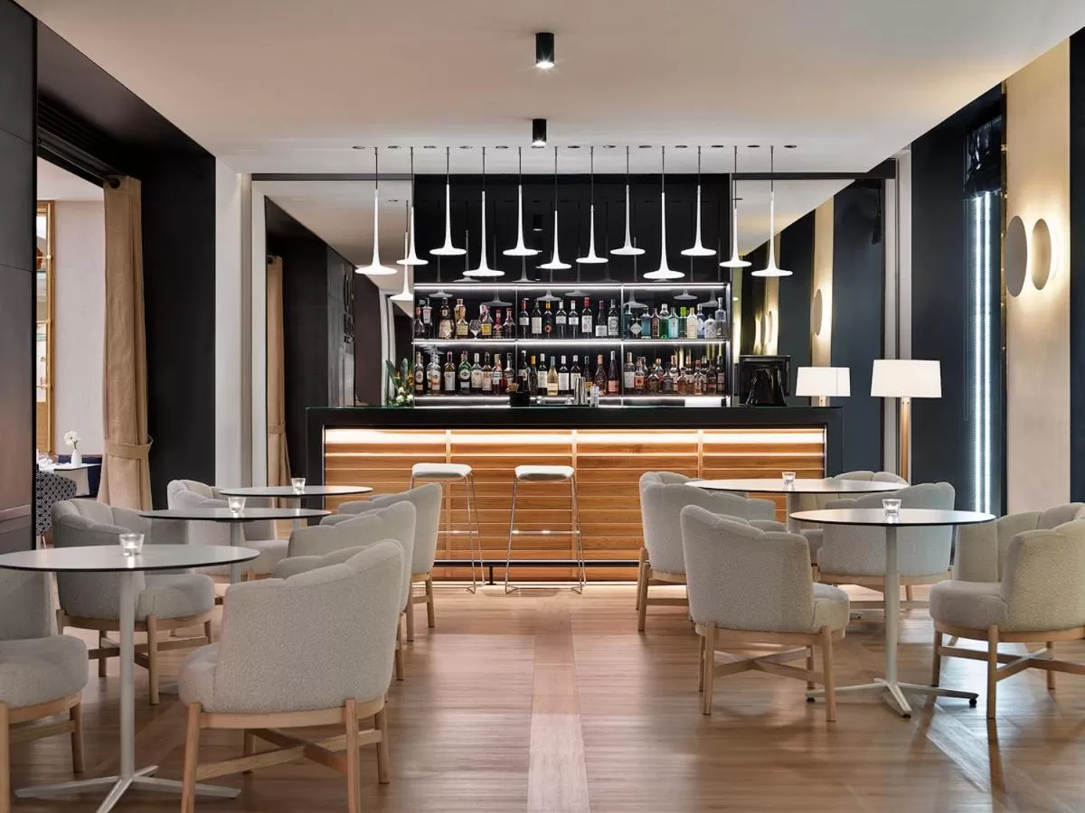 Lounge or bar in H10 Port Vell 4* Sup