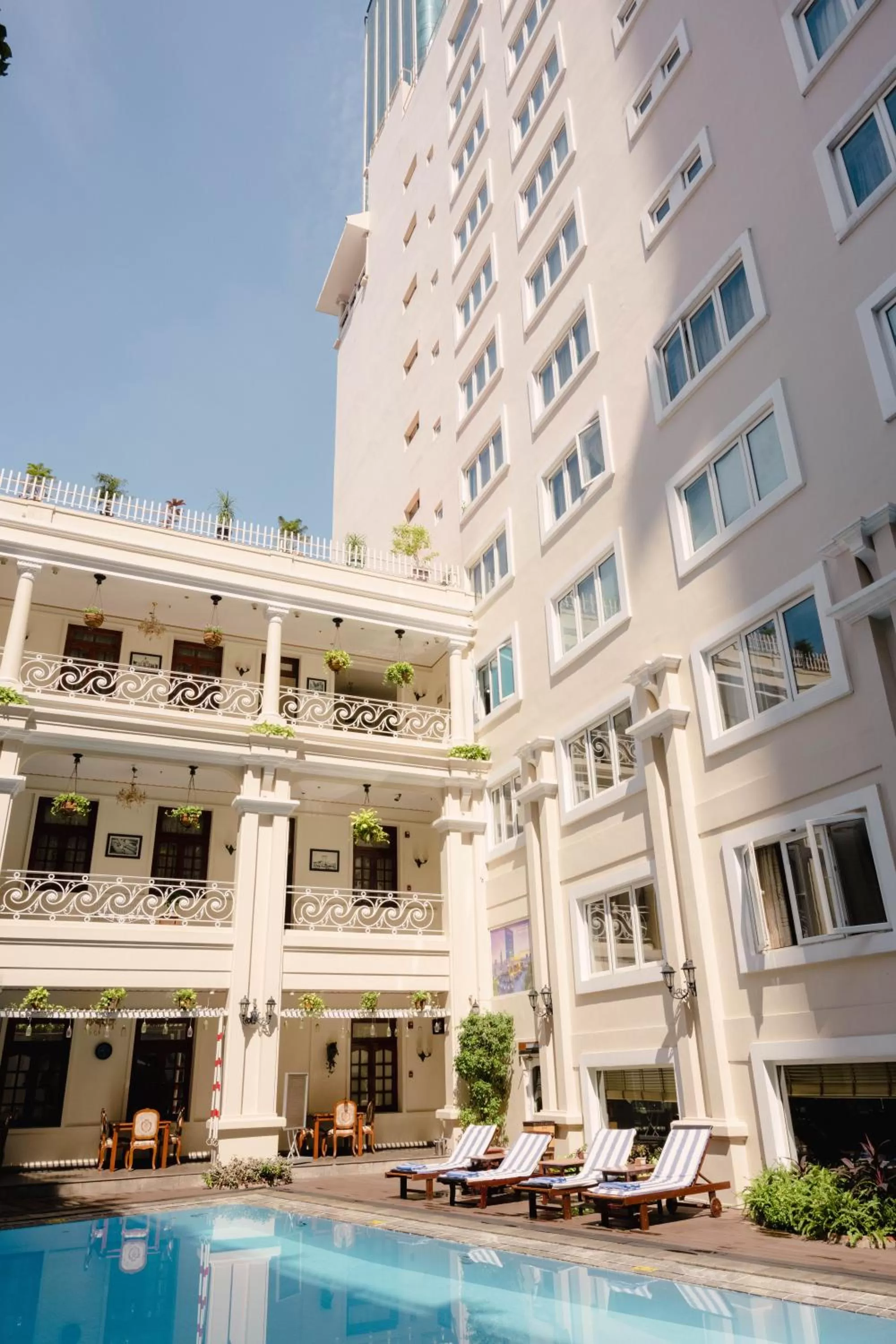 Swimming pool in Hotel Grand Saigon
