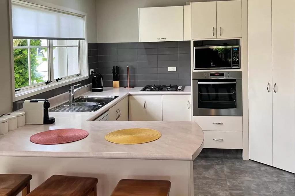 Kitchen or kitchenette in Silver Fern Rotorua Suites & Spa