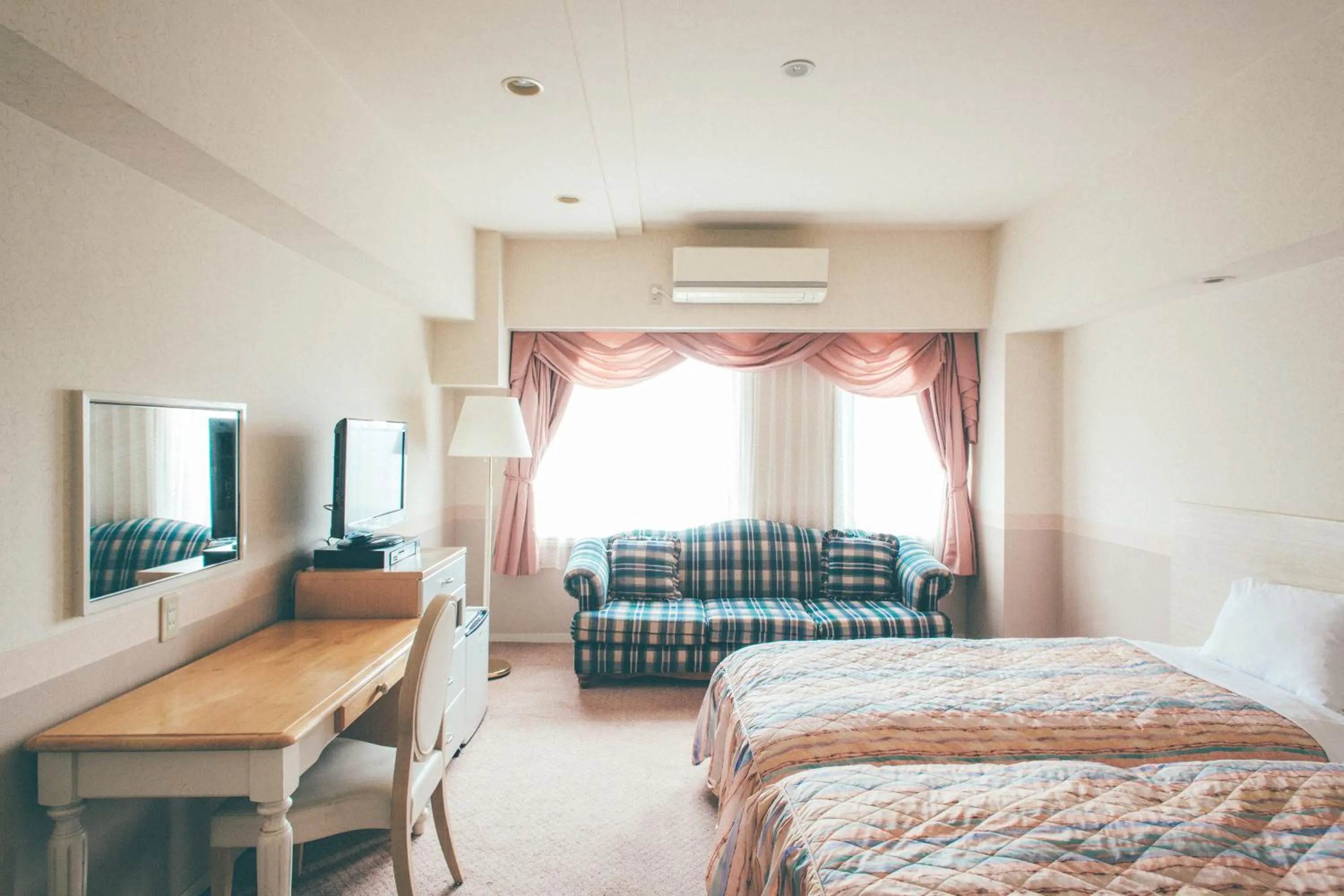 Bed in Kanazawa Kokusai Hotel