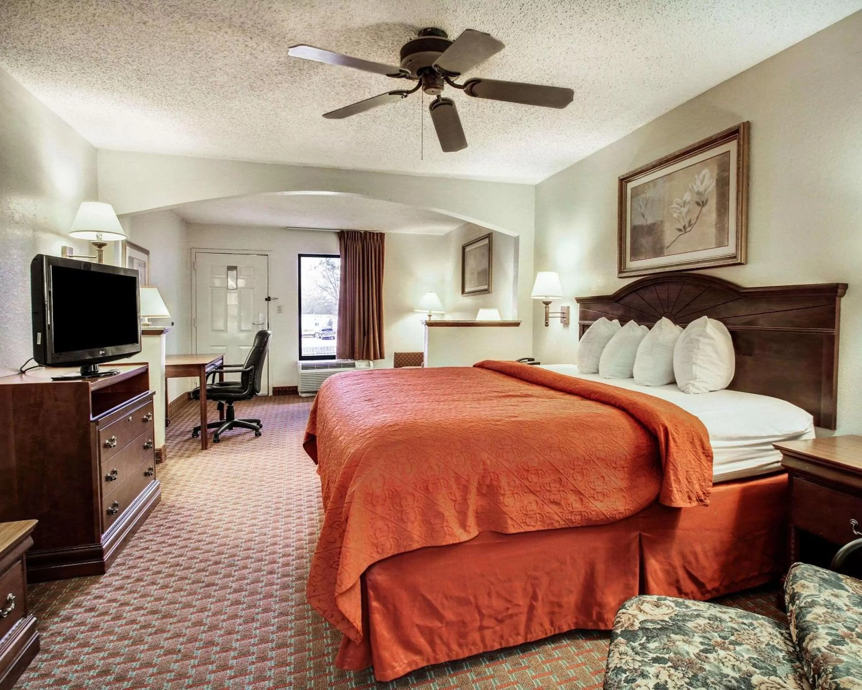 Photo of the whole room, Bed in Quality Inn & Suites Clinton - Jackson West