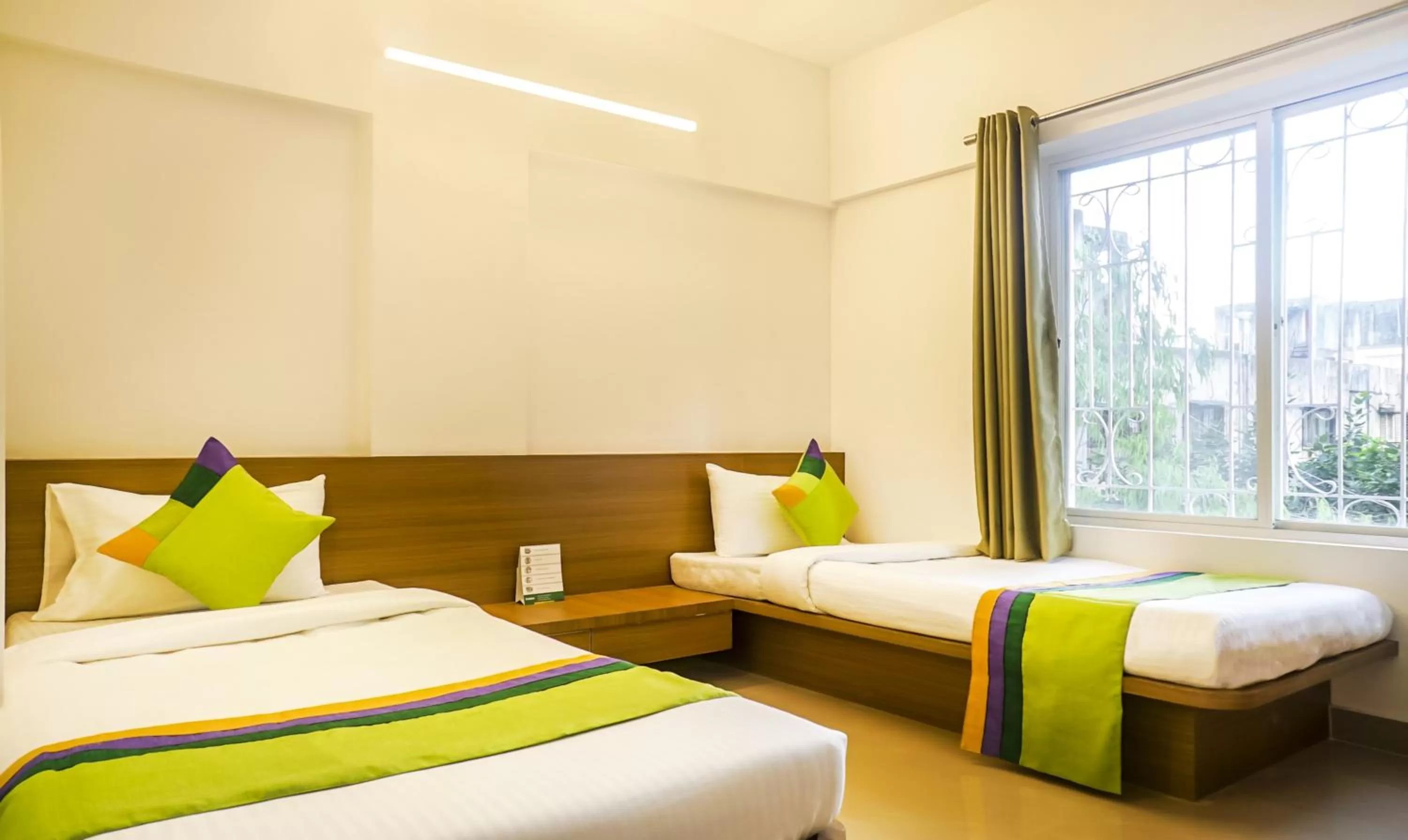 Bed in Treebo Luxe Suite, Shivaji Nagar