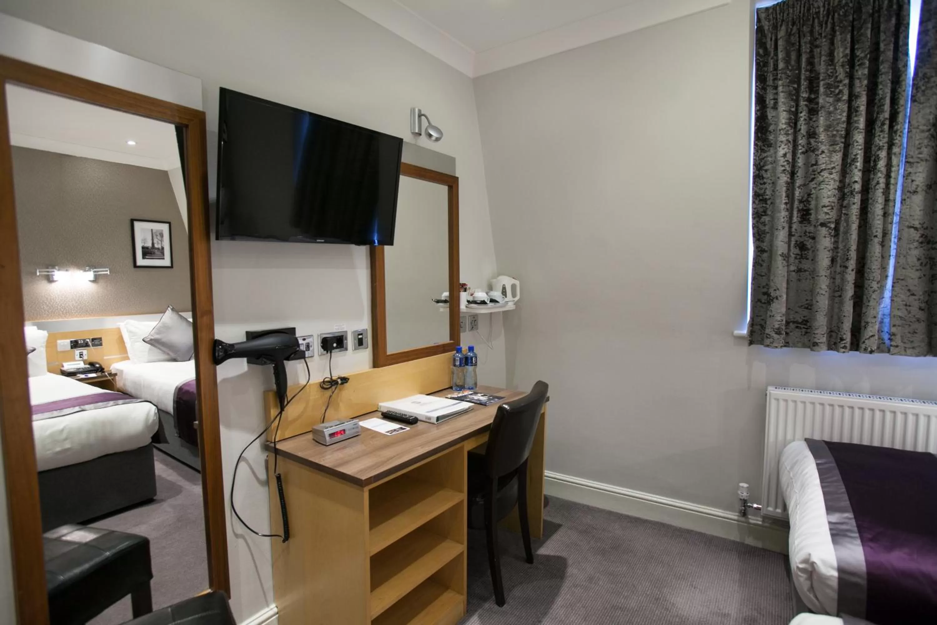 TV and multimedia, Bed in Best Western Chiswick Palace & Suites London