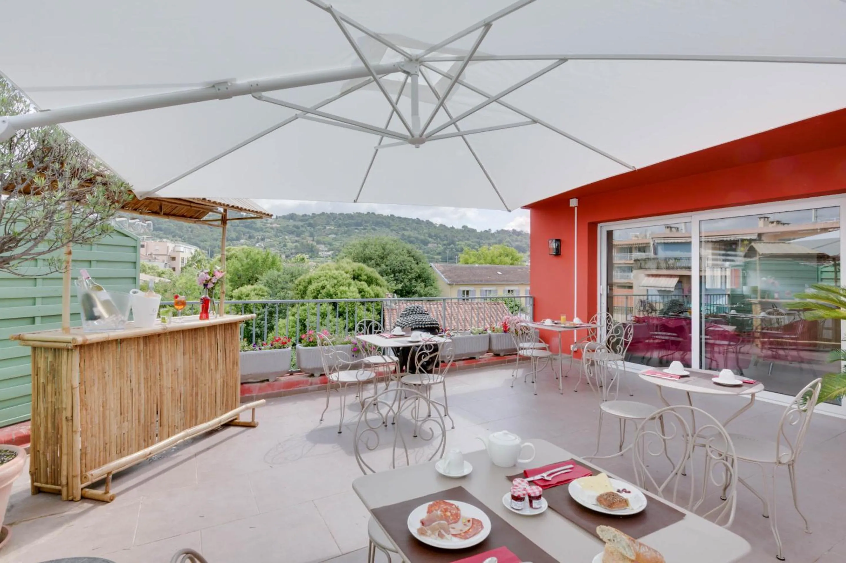 Patio in Hôtel CASABELLA Cannes Mouans Sartoux