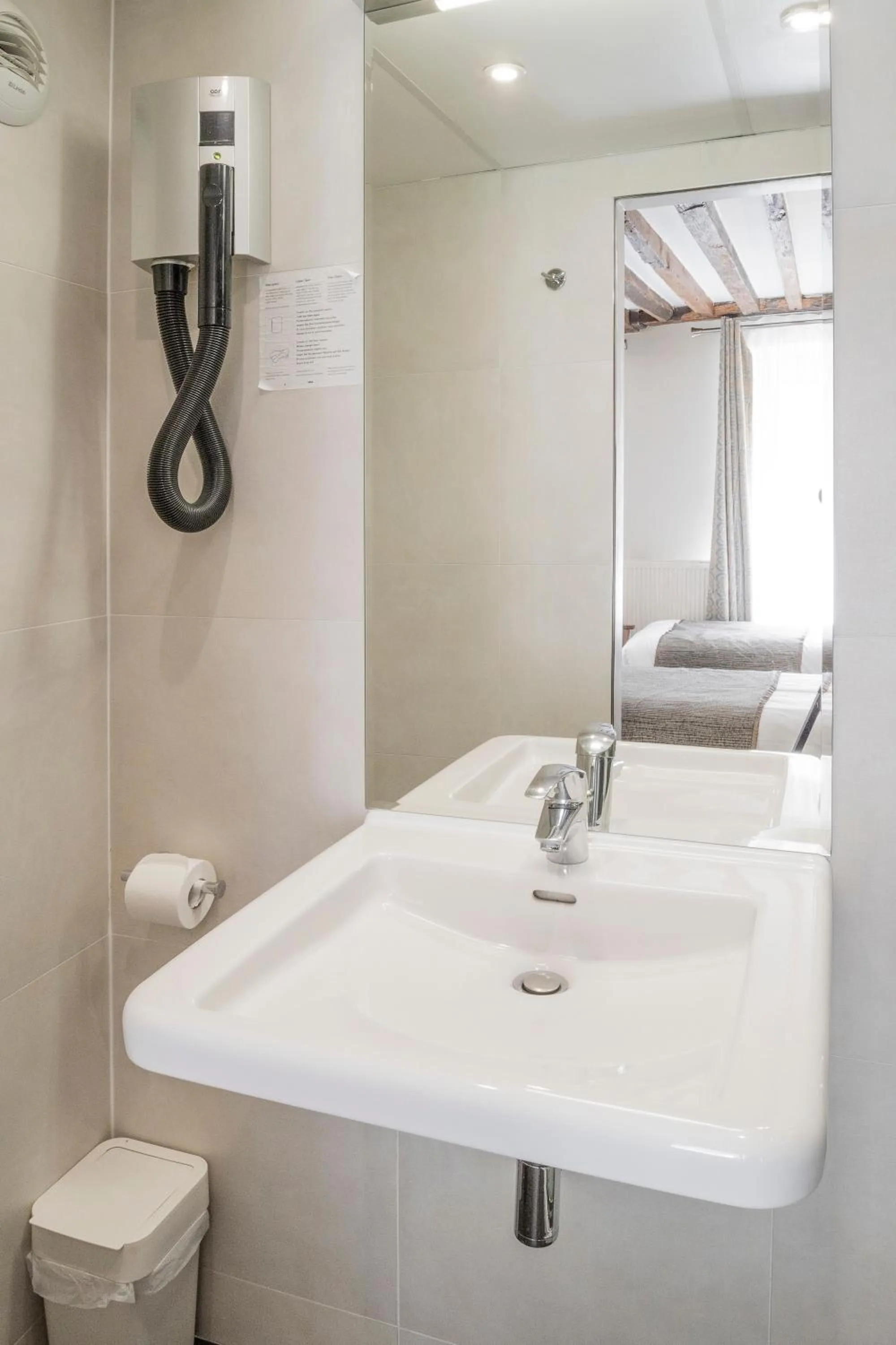 Photo of the whole room in Hotel Chabrol Opera