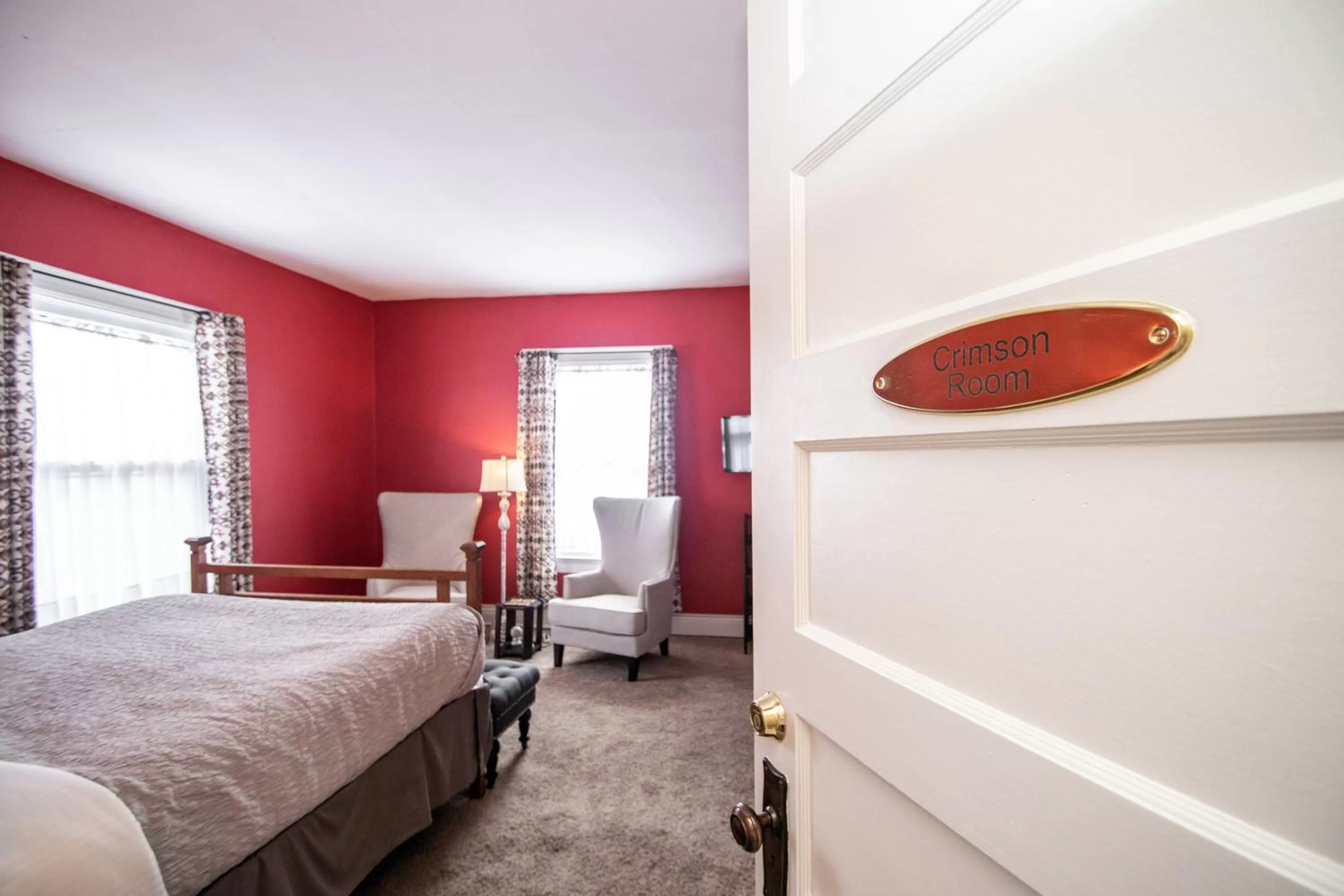 Photo of the whole room in Looking Glass Inn