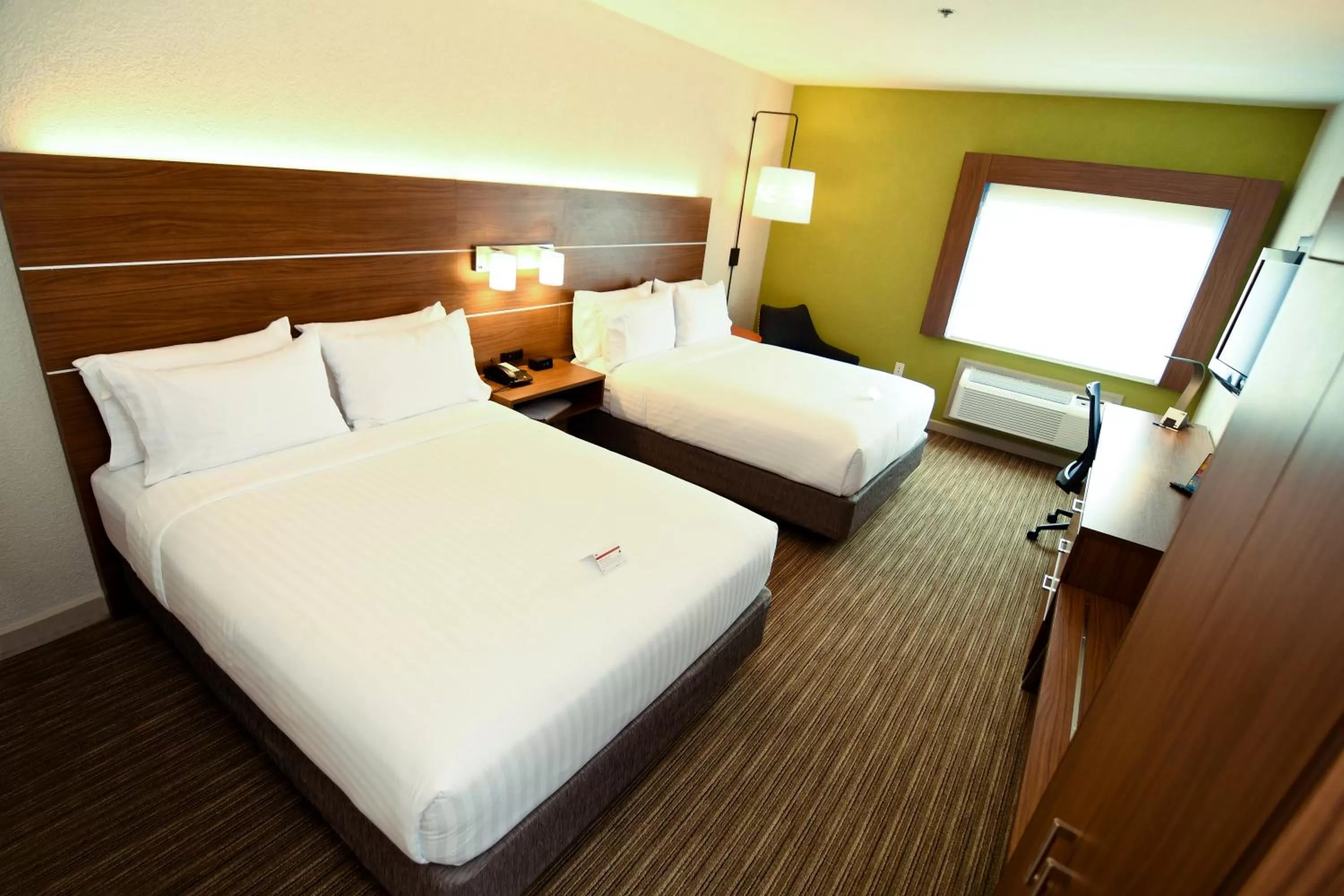 Photo of the whole room, Bed in Holiday Inn Express Hotel & Suites Port Clinton-Catawba Island by IHG