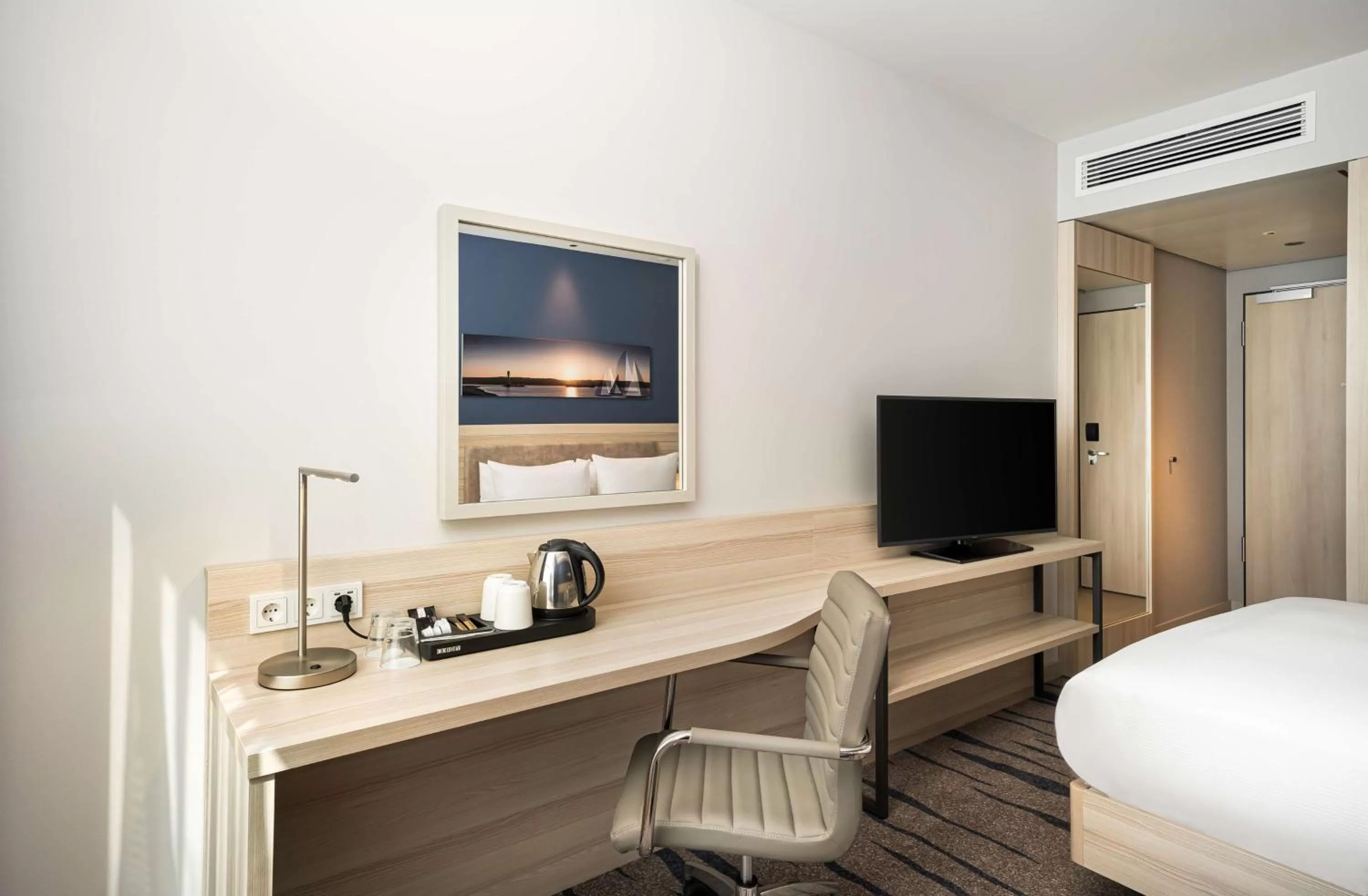 Bedroom, Bed in Hampton By Hilton Kiel