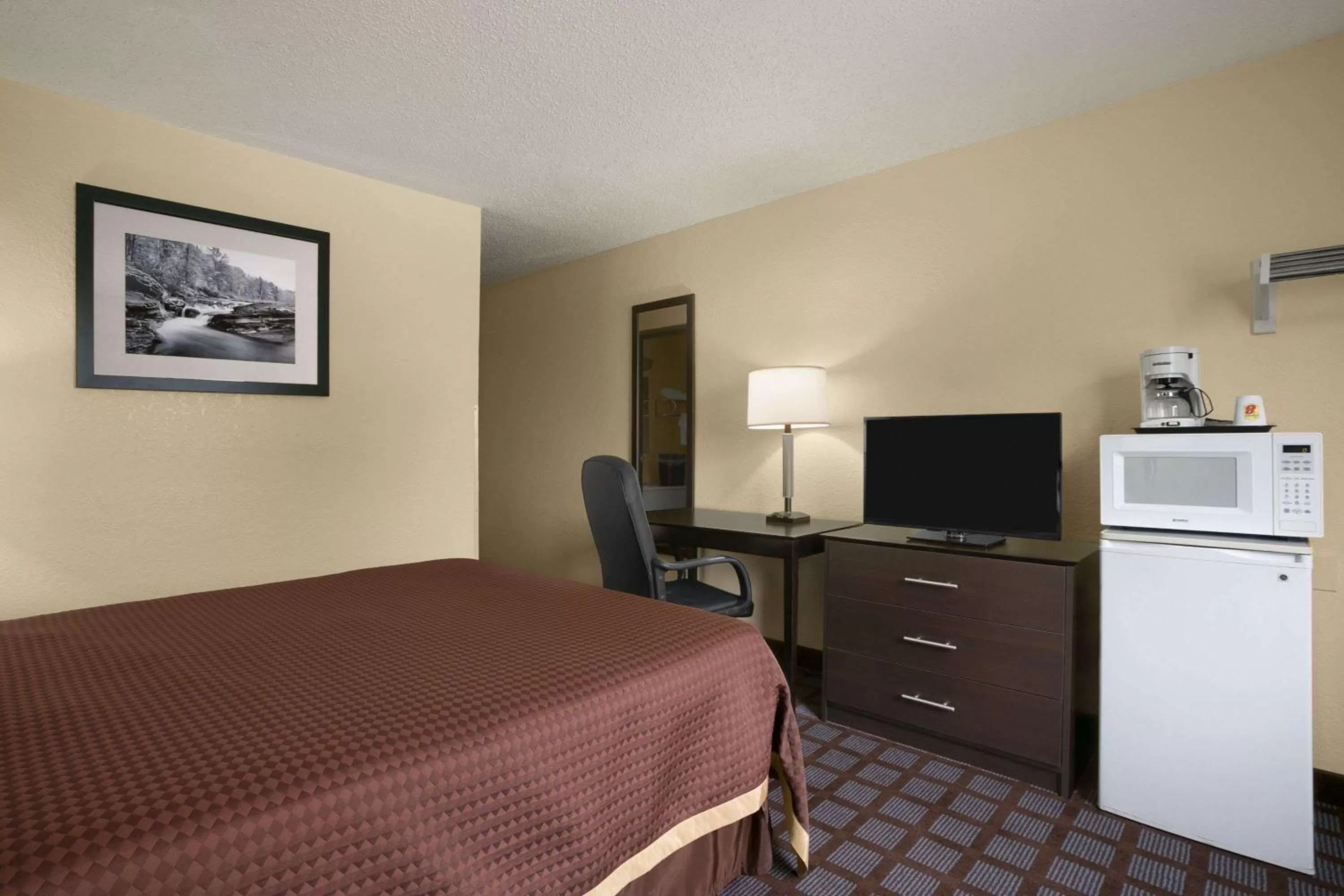 Photo of the whole room, Bed in Super 8 by Wyndham Saginaw
