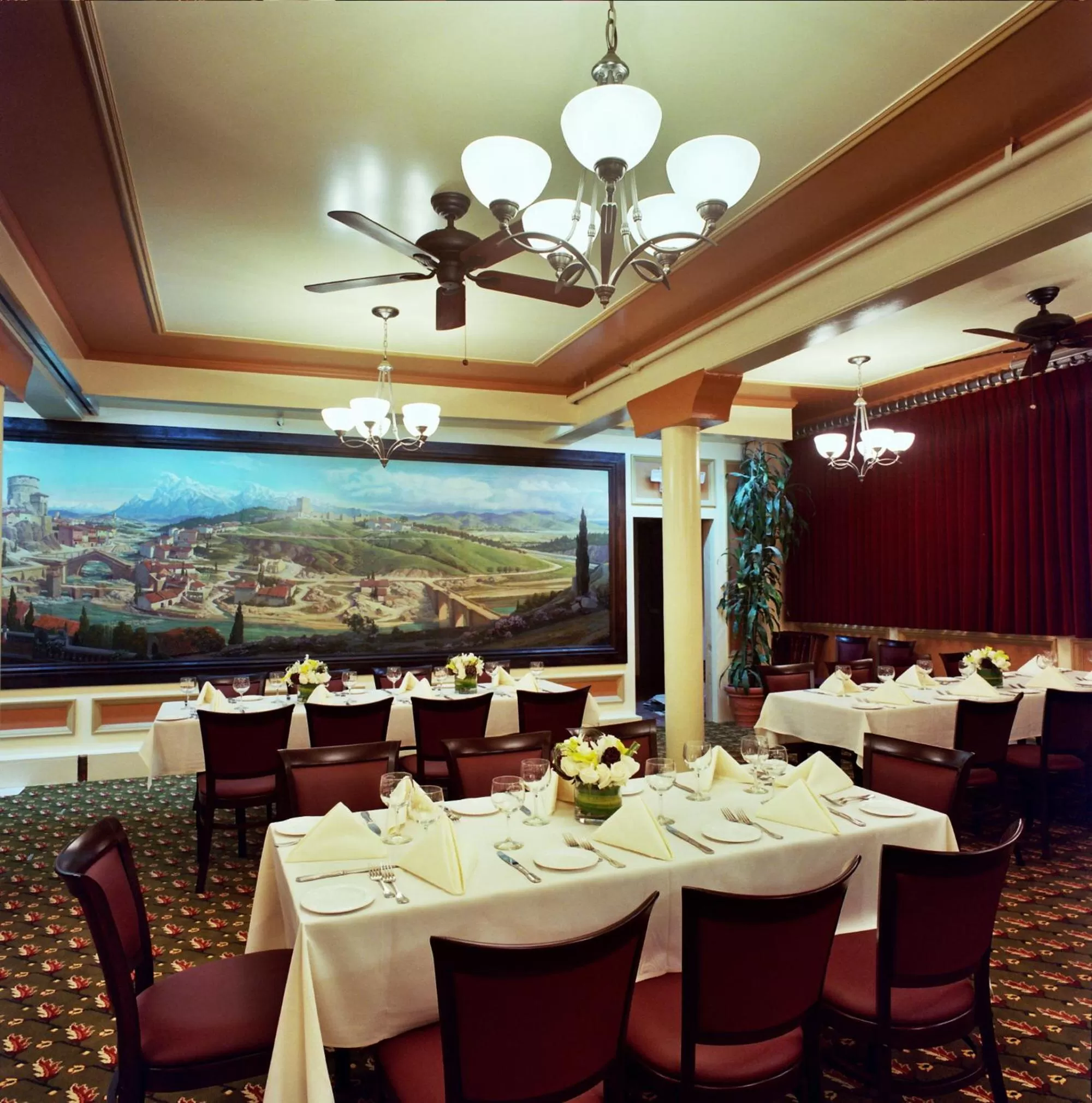 Restaurant/places to eat in San Remo Hotel