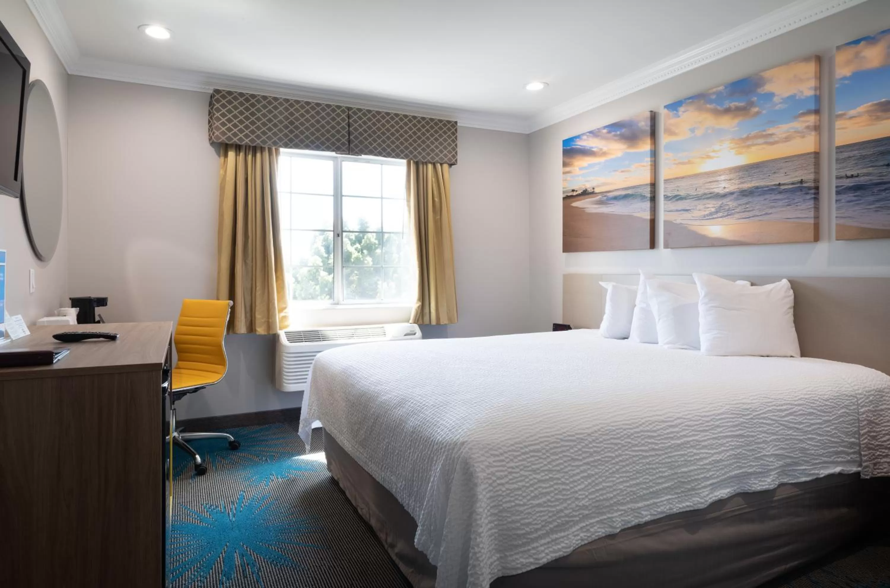 Photo of the whole room, Bed in Days Inn by Wyndham Santa Monica