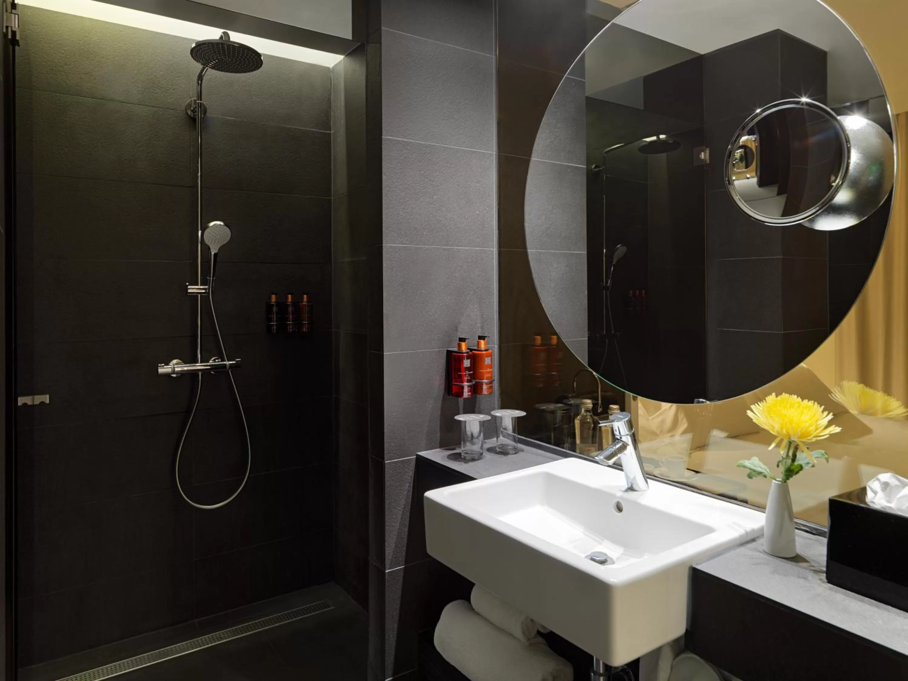 Shower in H10 Port Vell 4* Sup