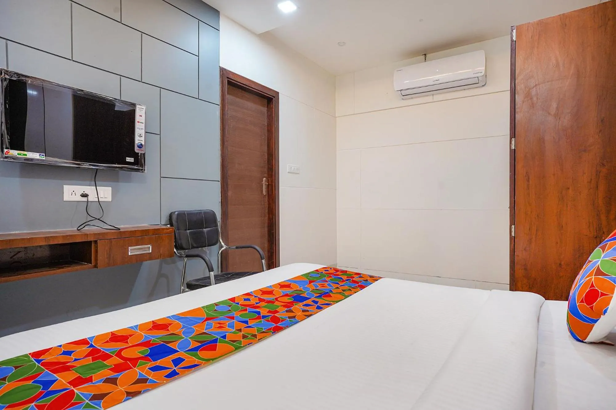 Communal lounge/ TV room, Bed in FabExpress Ritik