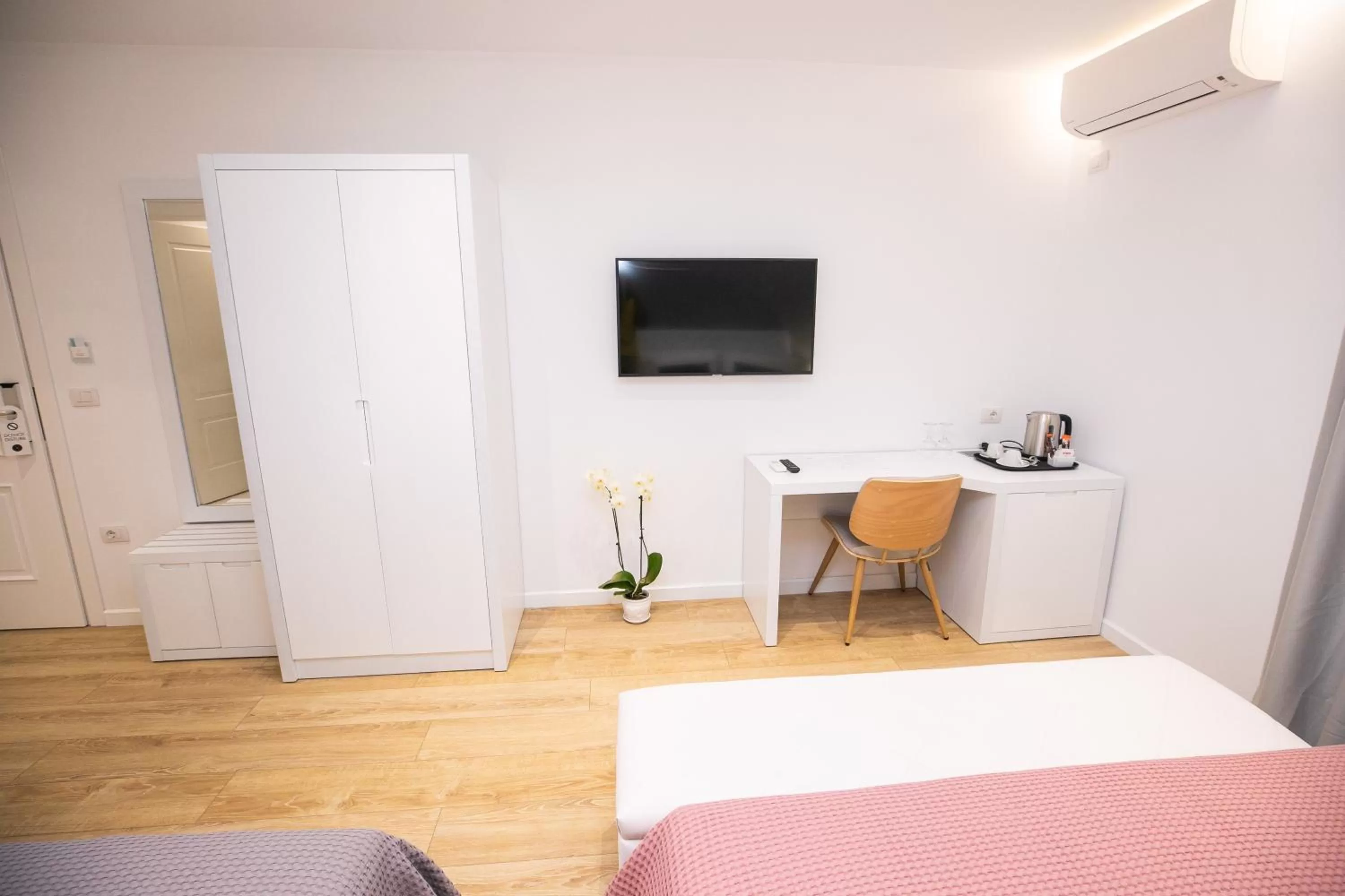 Photo of the whole room, Bed in Hotel Elior