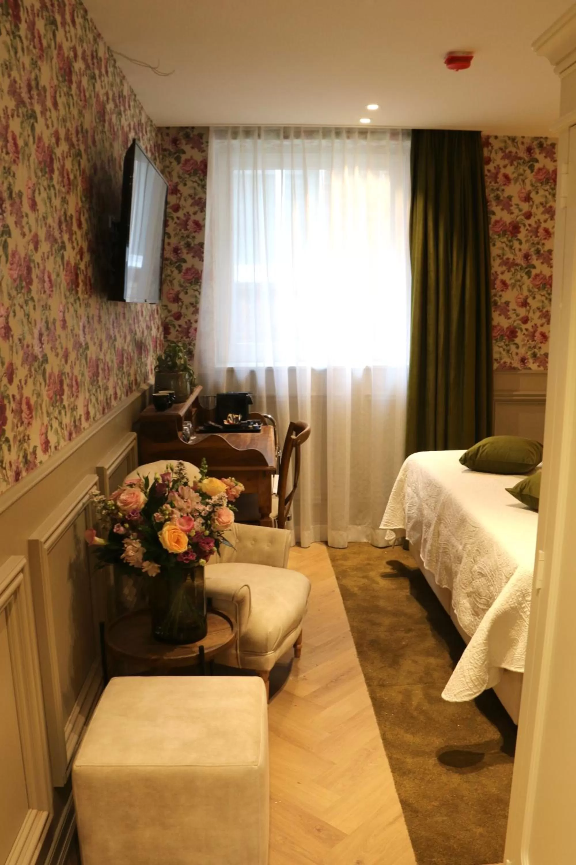 Photo of the whole room, Bed in Grand Hotel Normandy by CW Hotel Collection