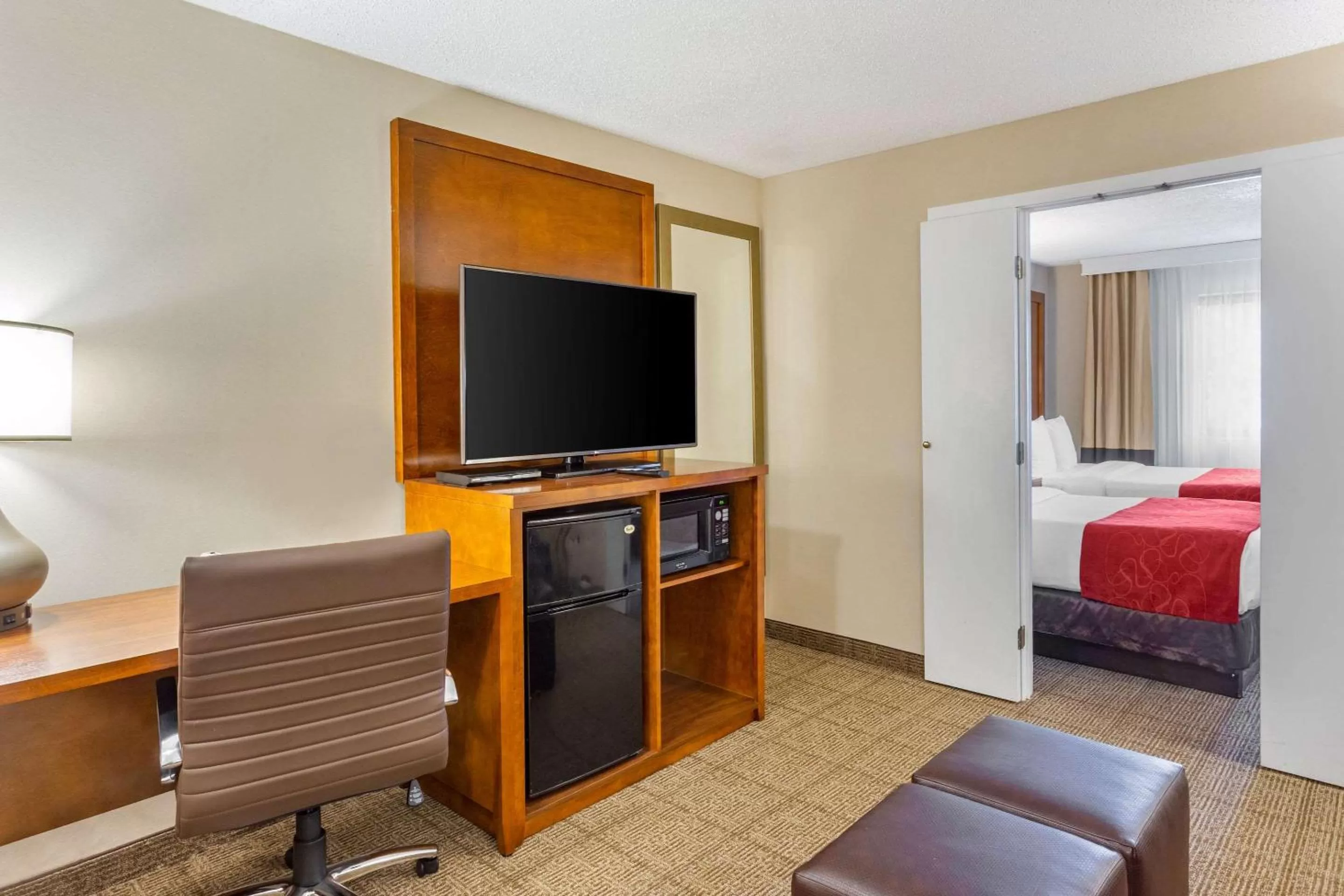 Bedroom, Bed in Comfort Suites Oakbrook Terrace near Oakbrook Center