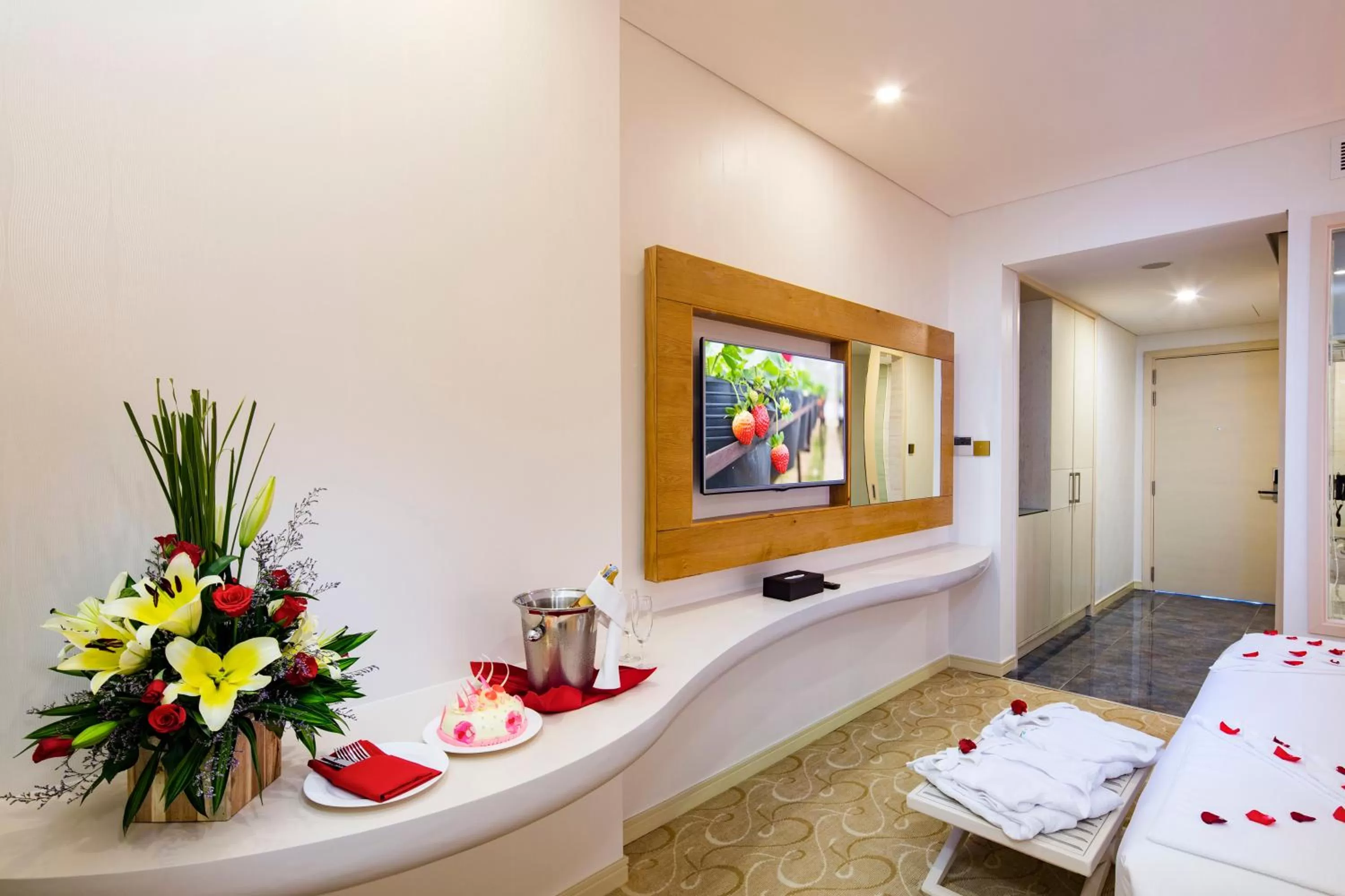 TV and multimedia, Bed in Diamond Bay Hotel