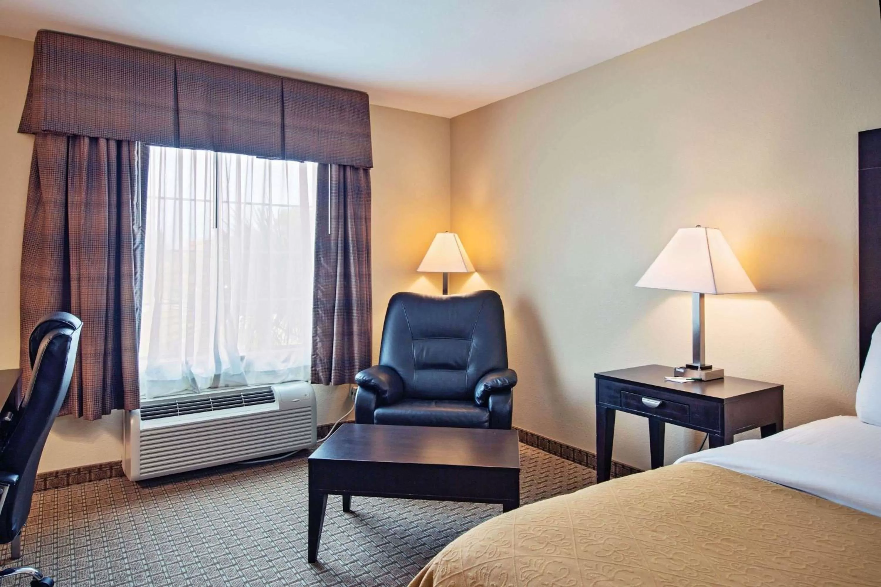 Photo of the whole room, Bed in La Quinta by Wyndham Morgan City