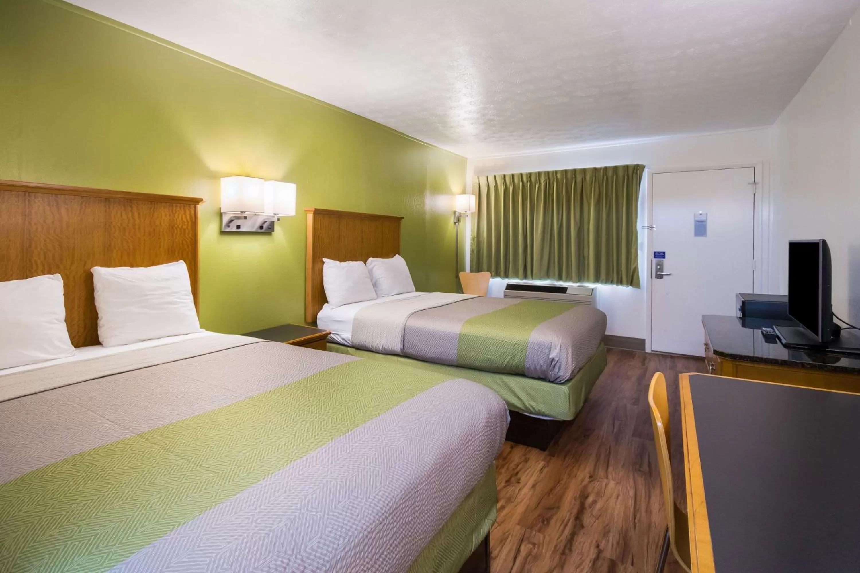 TV and multimedia, Bed in Motel 6-Parkersburg, WV