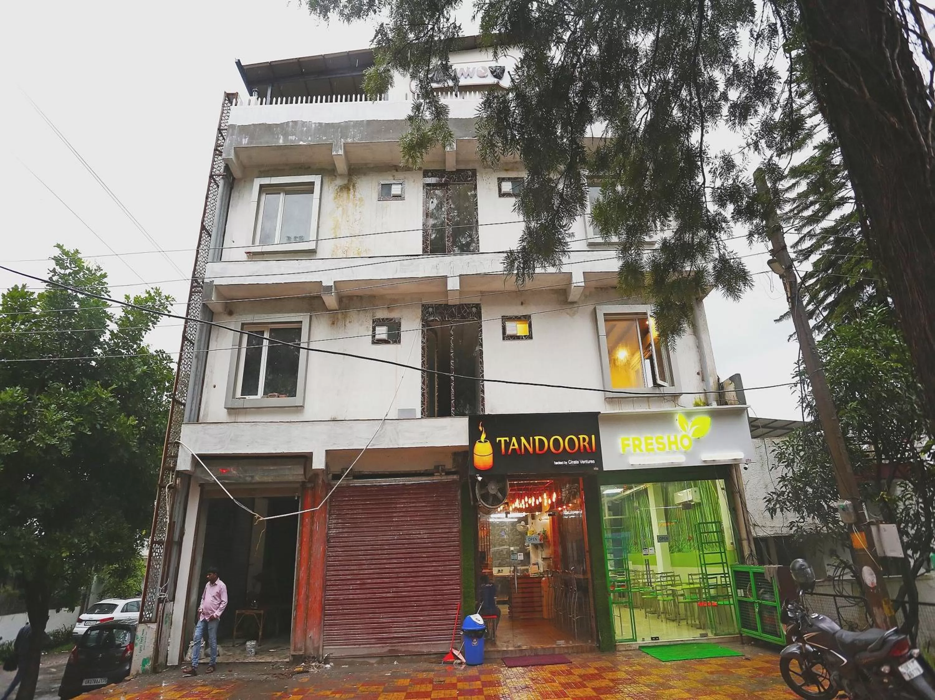 Facade/entrance, Property Building in Super OYO Capital O Hotel Rosewood Inn