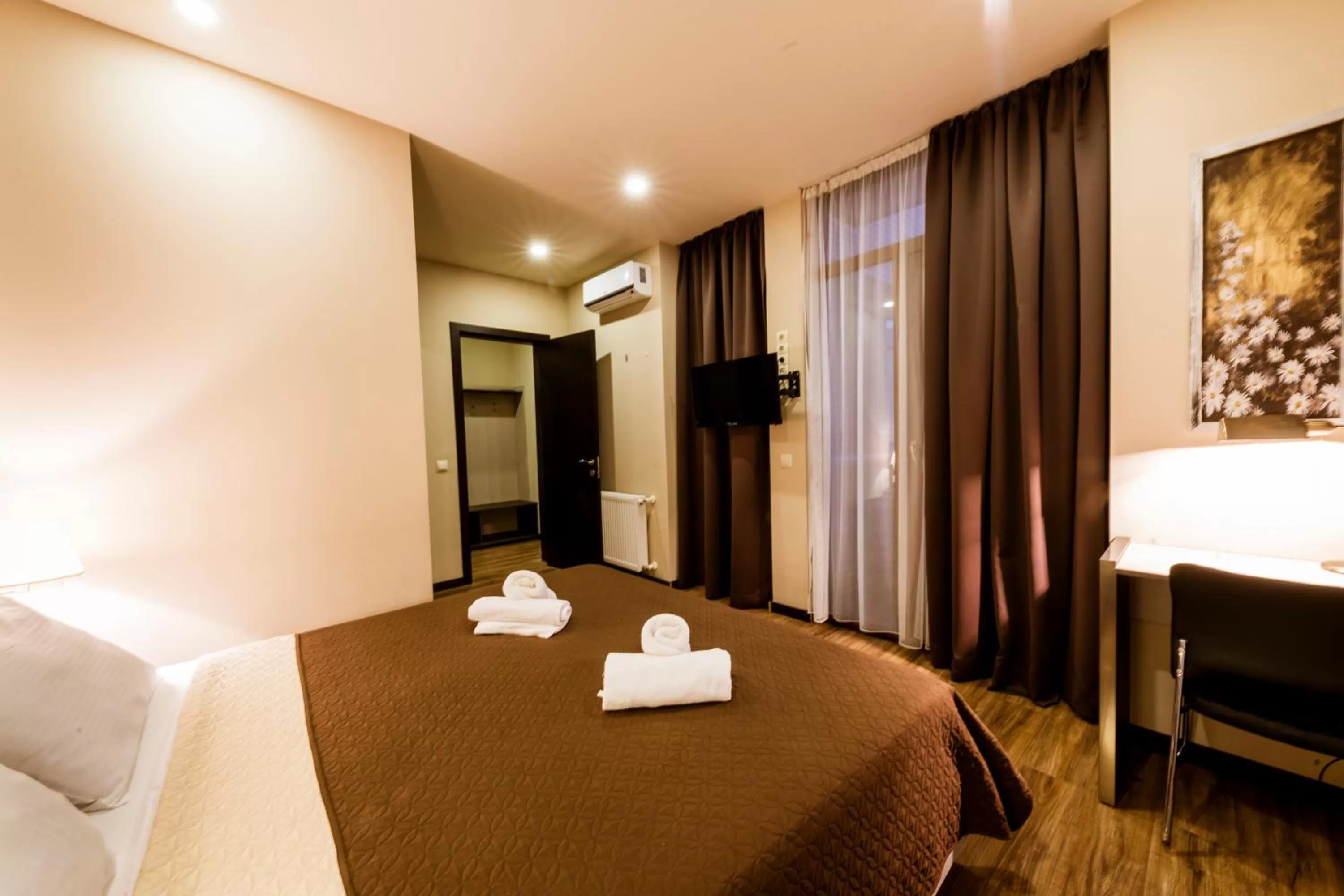 City view, Bed in Sani Apart Hotel