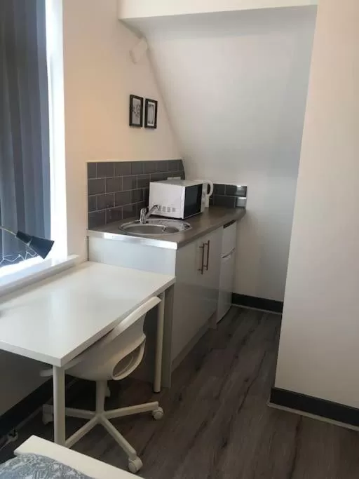 Kitchen or kitchenette in Newly refurbished studio, great location 8 studios