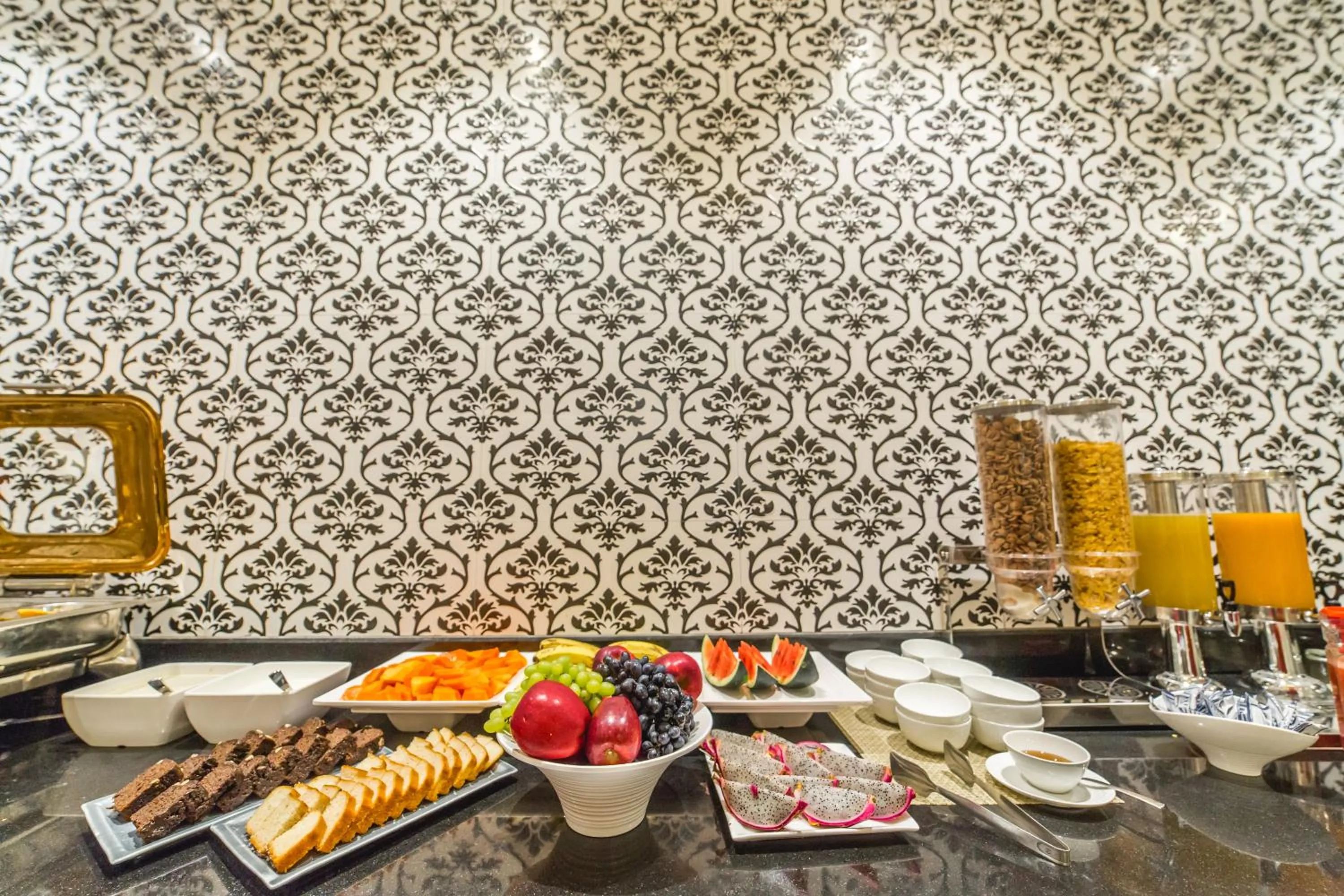 Food and drinks in Diamond Hotel