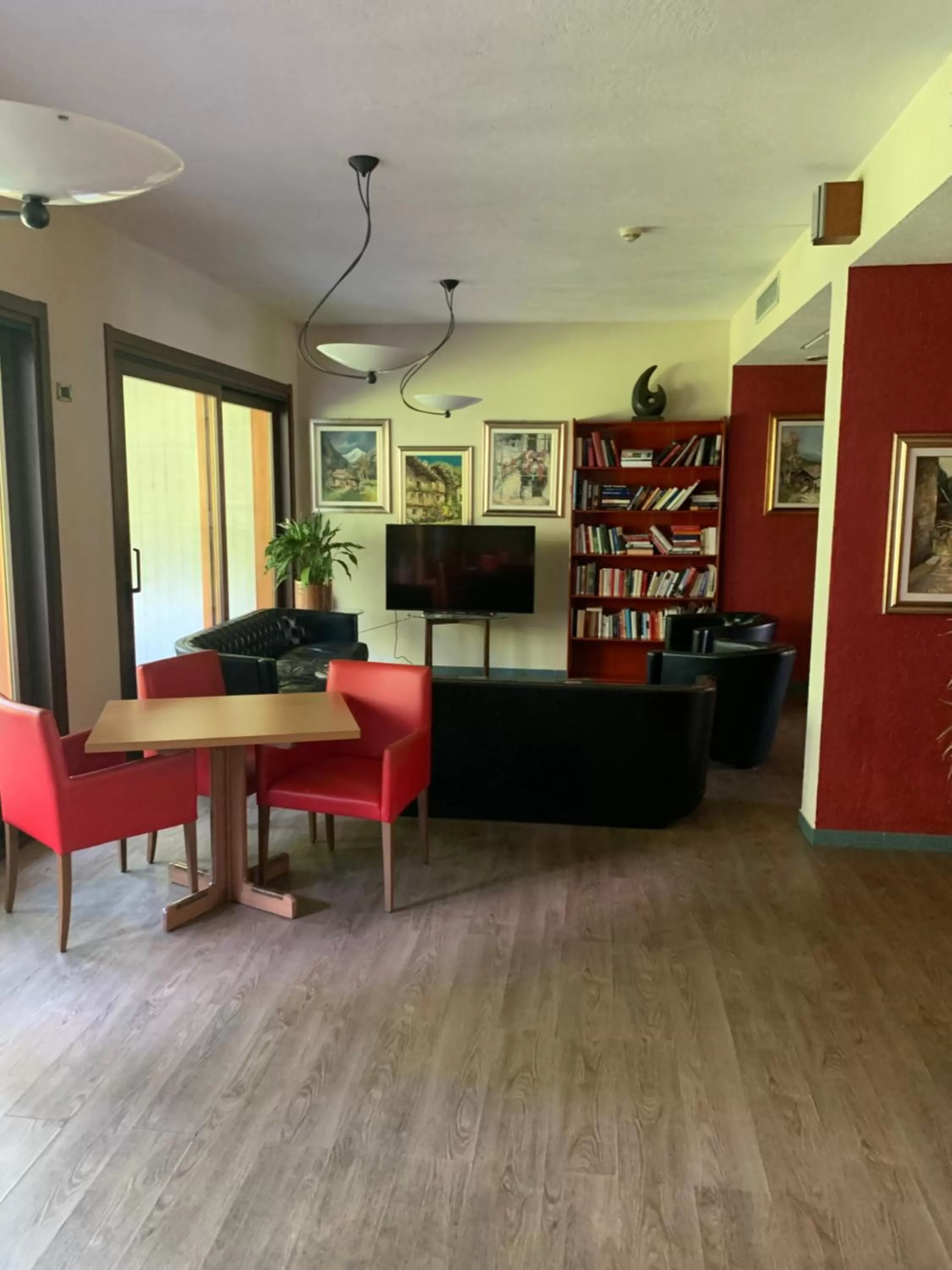 Communal lounge/ TV room in Hotel Miage