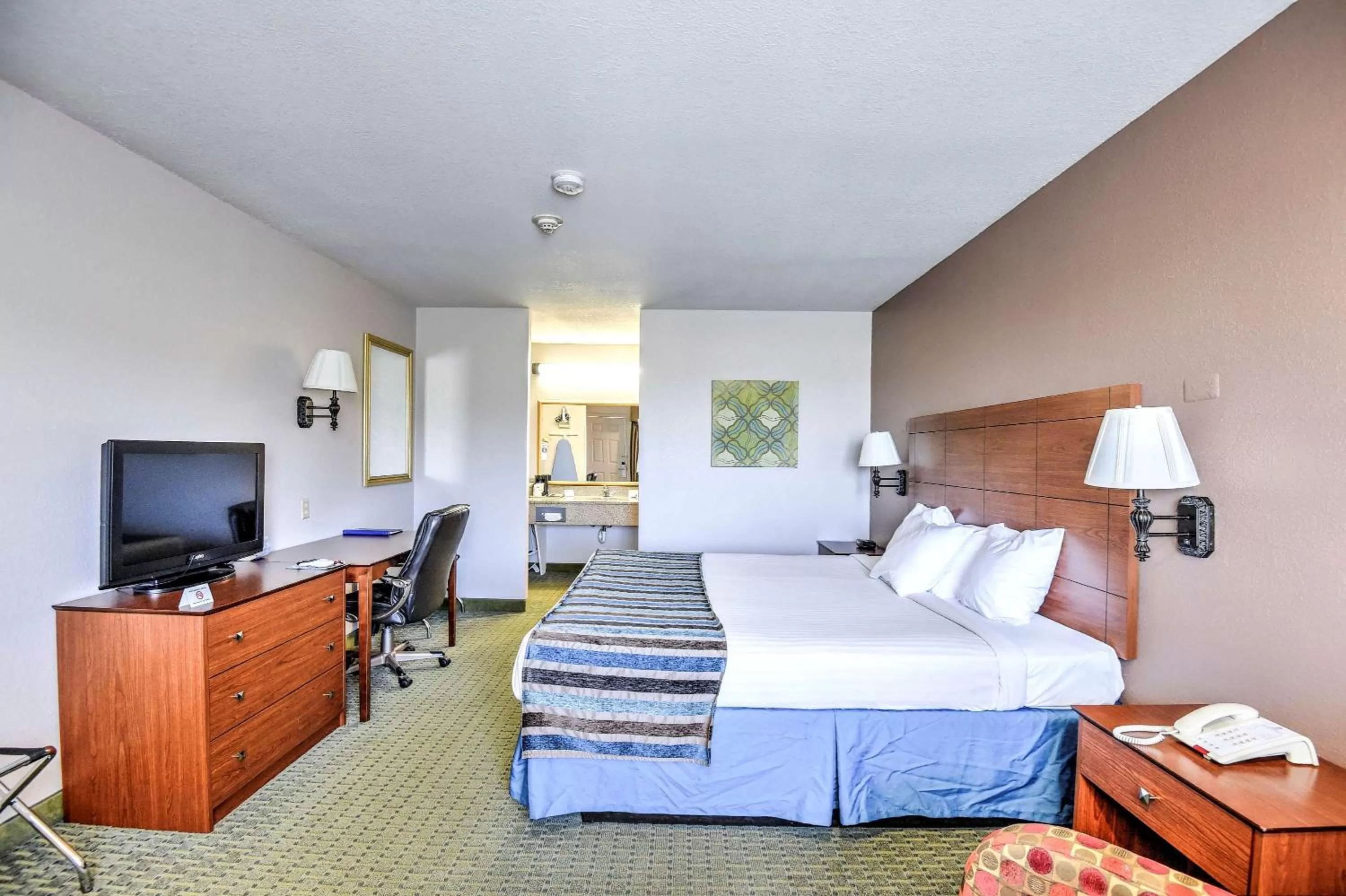 Photo of the whole room, Bed in SureStay Hotel by Best Western Ottawa