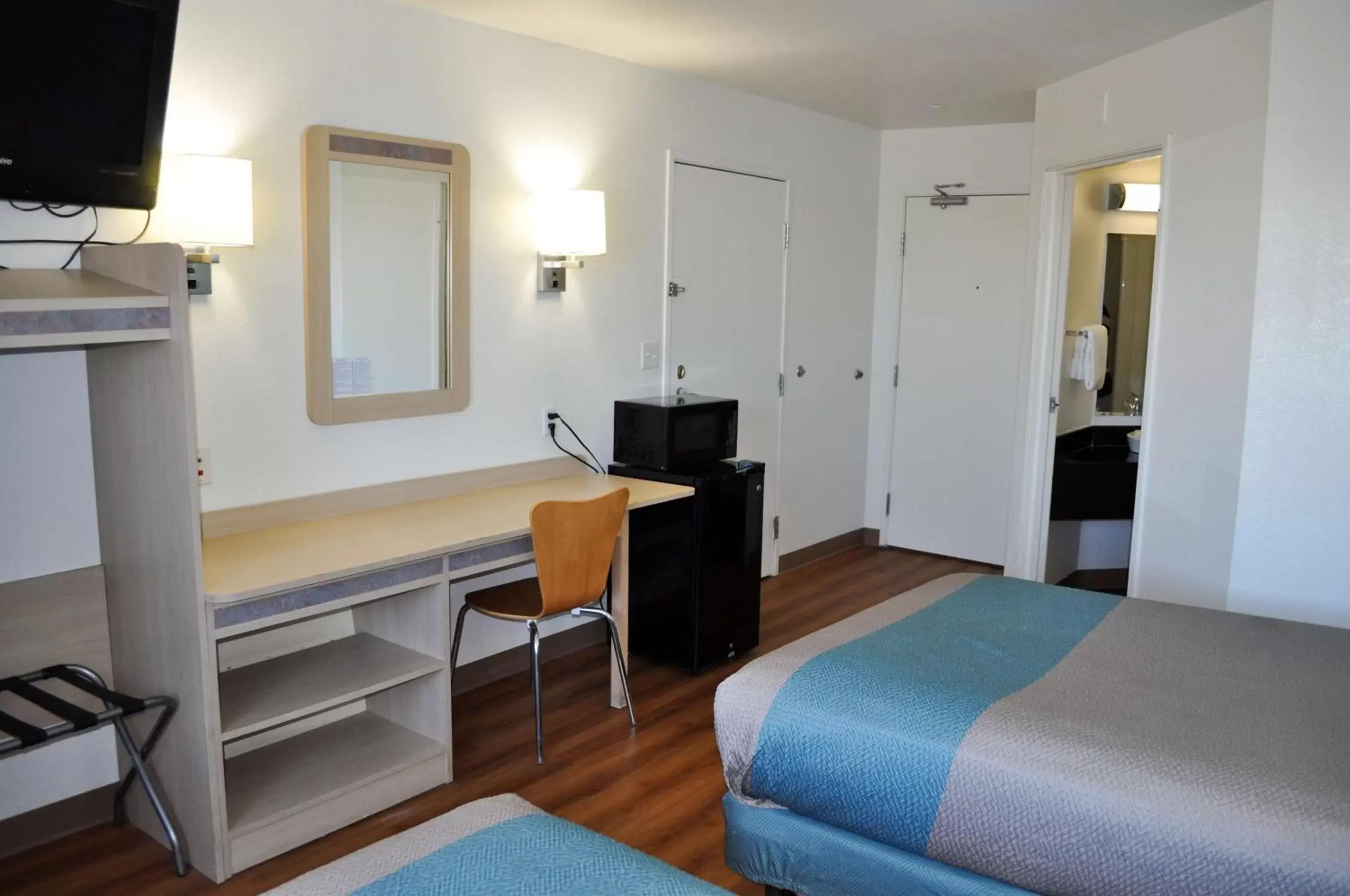 Quadruple Room - single occupancy - Smoking in Motel 6-Roswell, NM Quadruple Room - single occupancy - Smoking in Motel 6-Roswell, NM