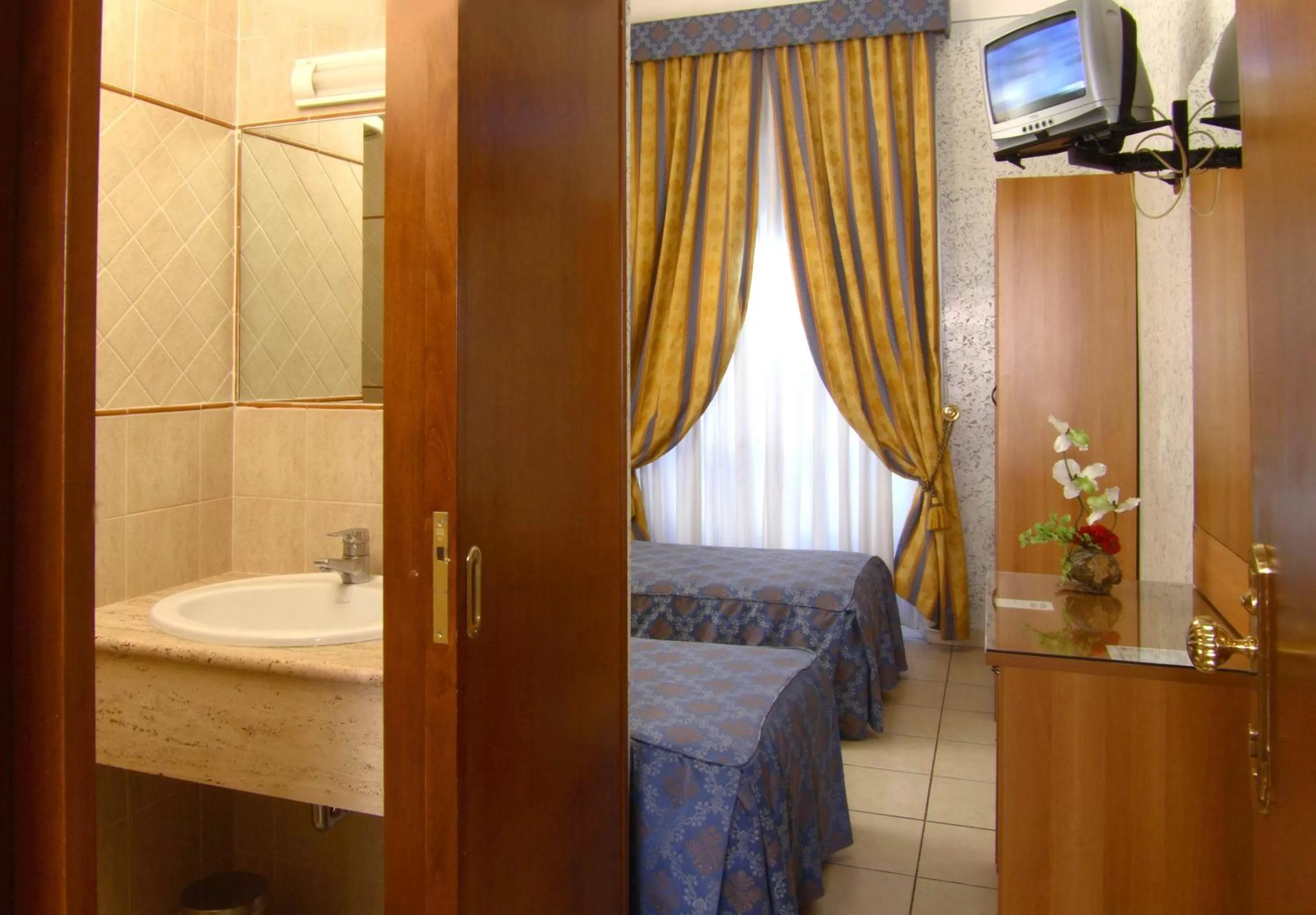 Bathroom, Bed in Hotel Assisi