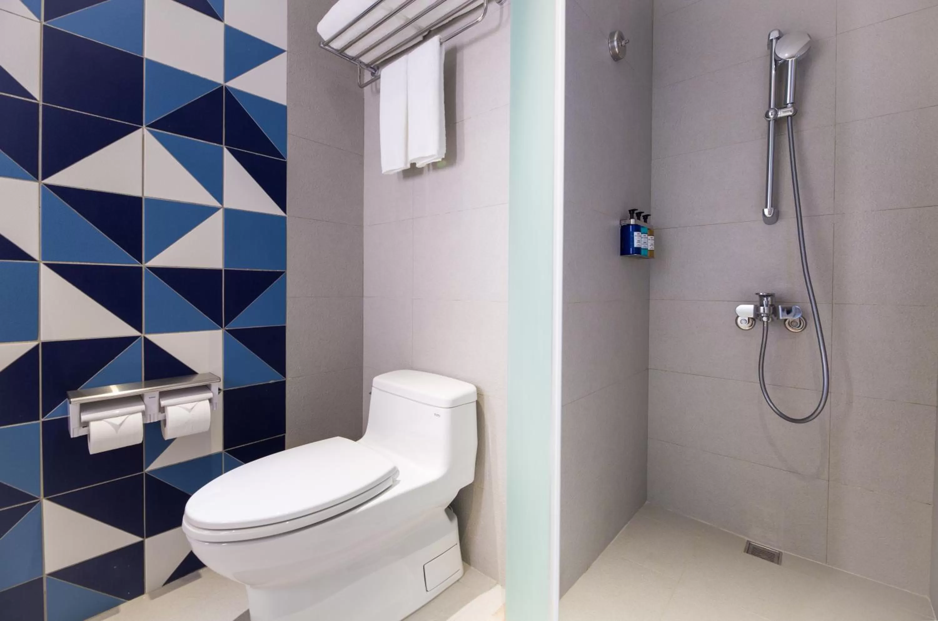 Shower in Holiday Inn Express Taichung Fengchia by IHG