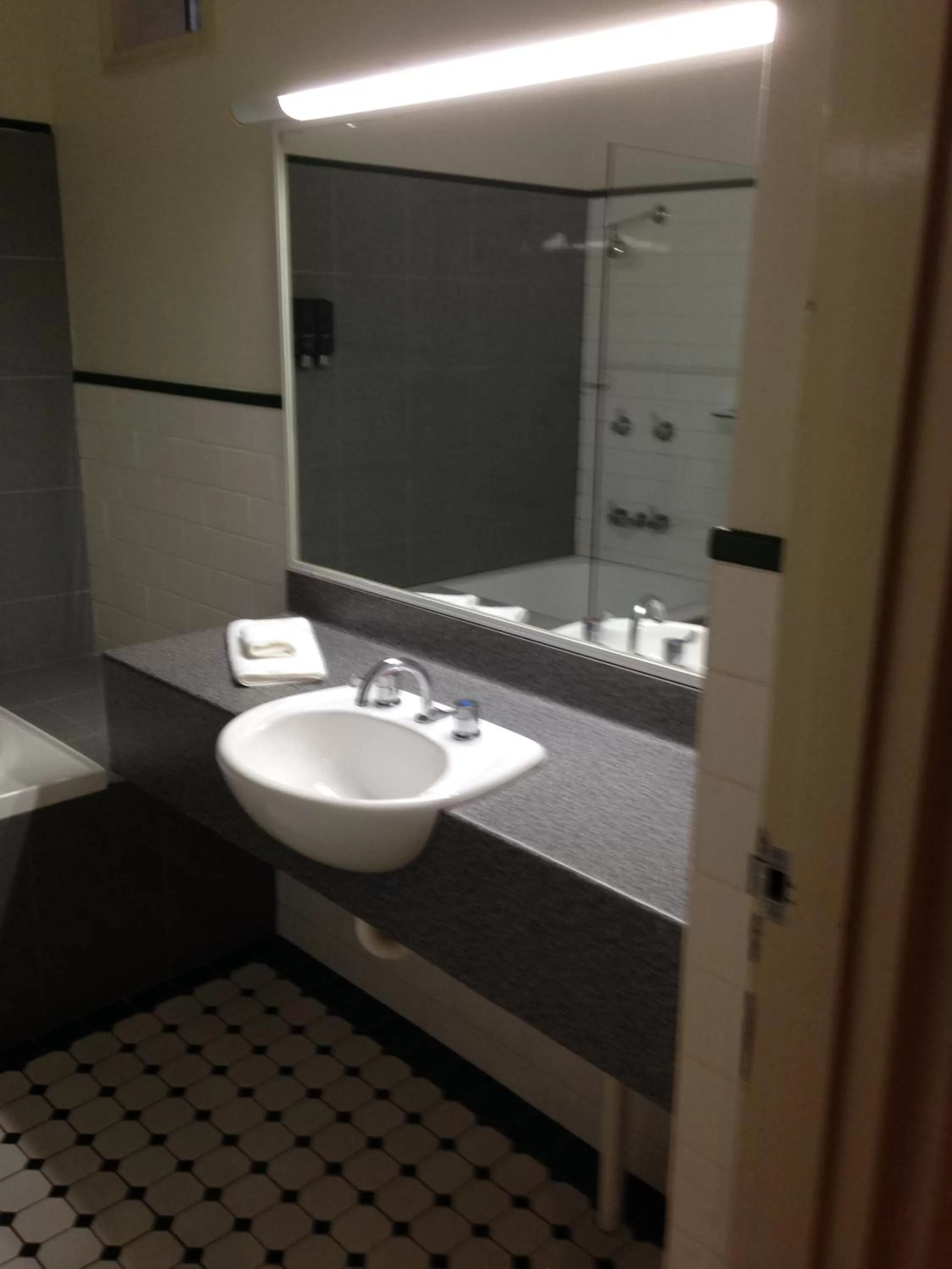 Bathroom in Francis Phillip Motor Inn and The Lodge