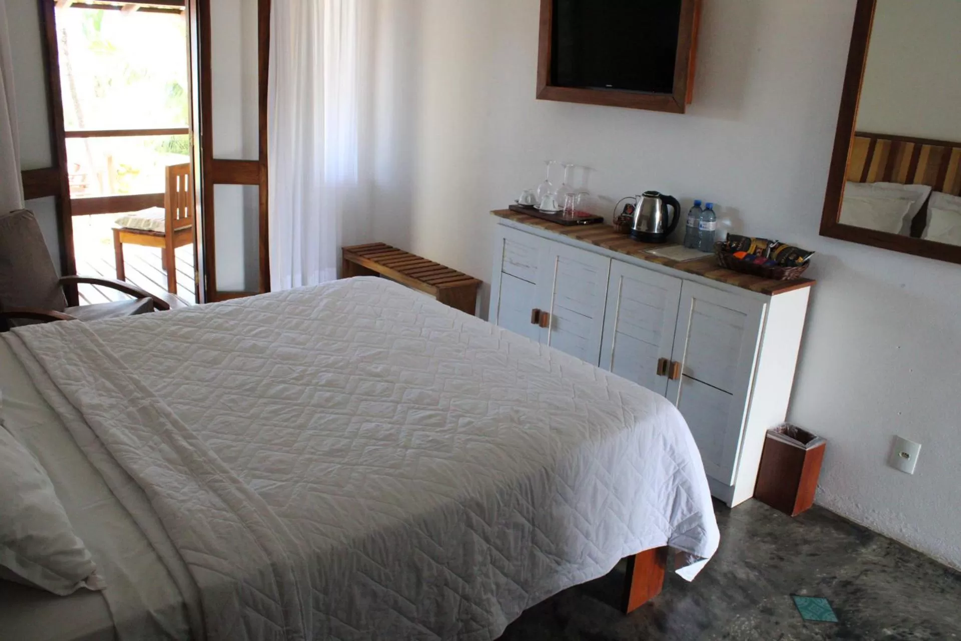 Property building, Bed in Pousada dos Hibiscus