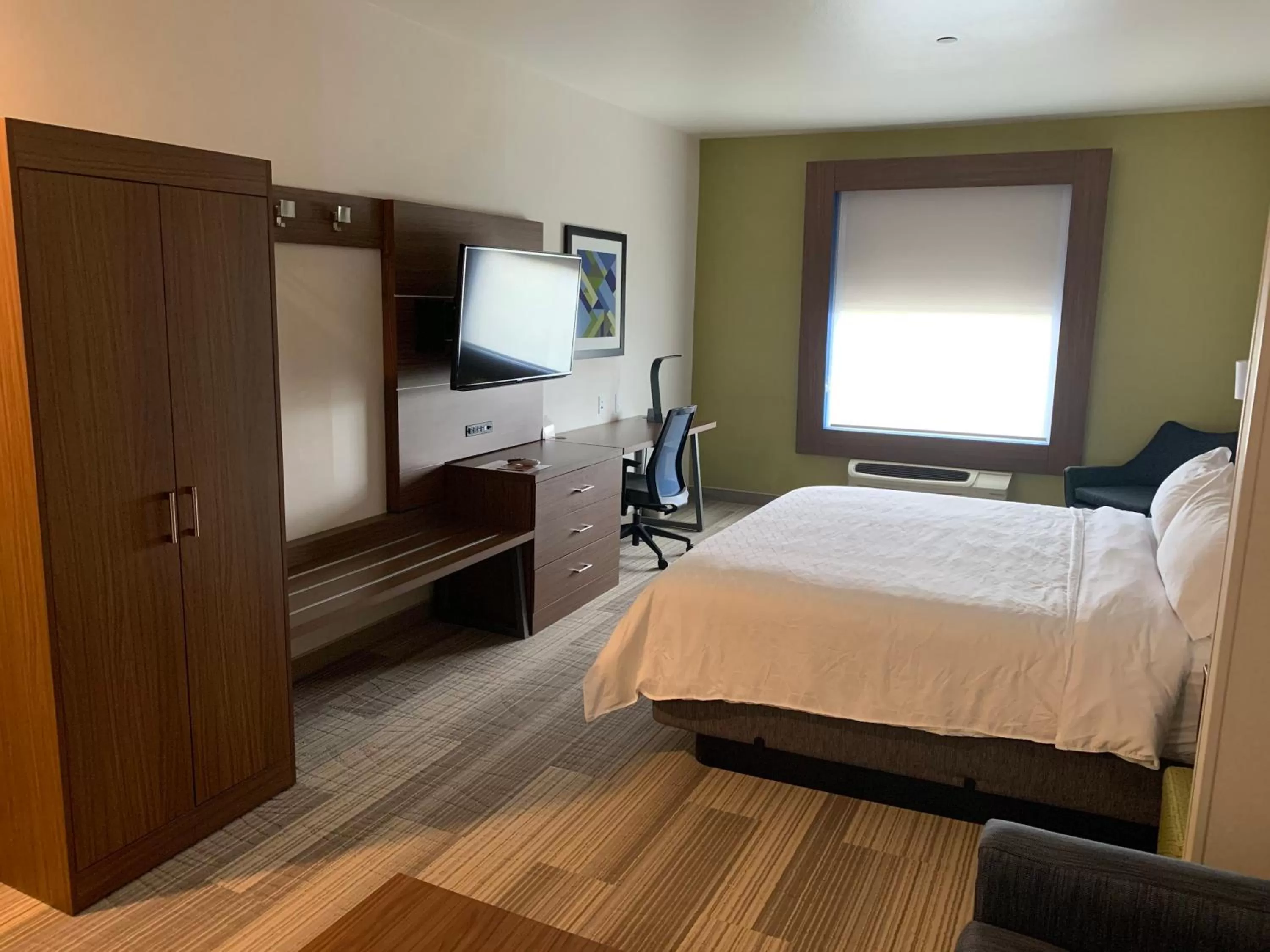 Bedroom, Bed in Holiday Inn Express & Suites Beaumont - Oak Valley by IHG