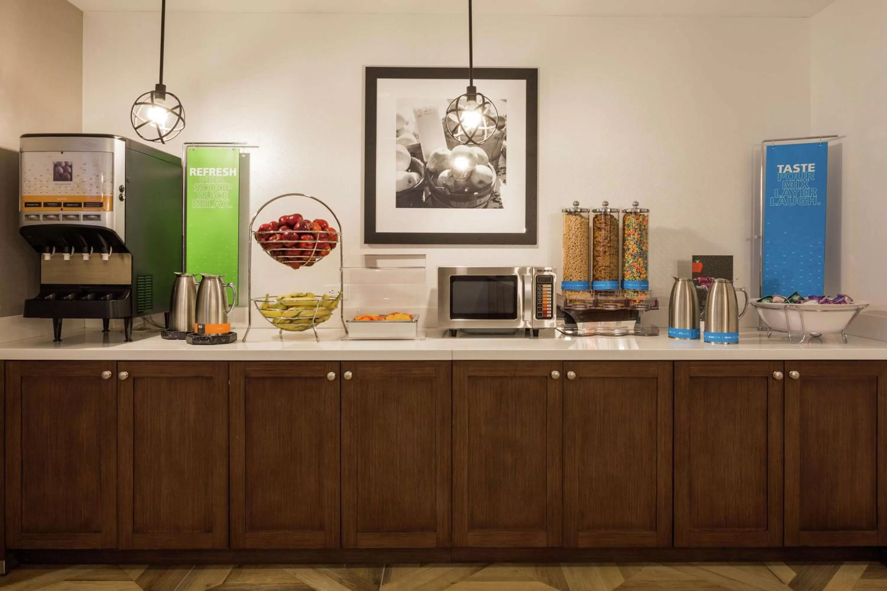 Dining area in Hampton Inn Cumberland