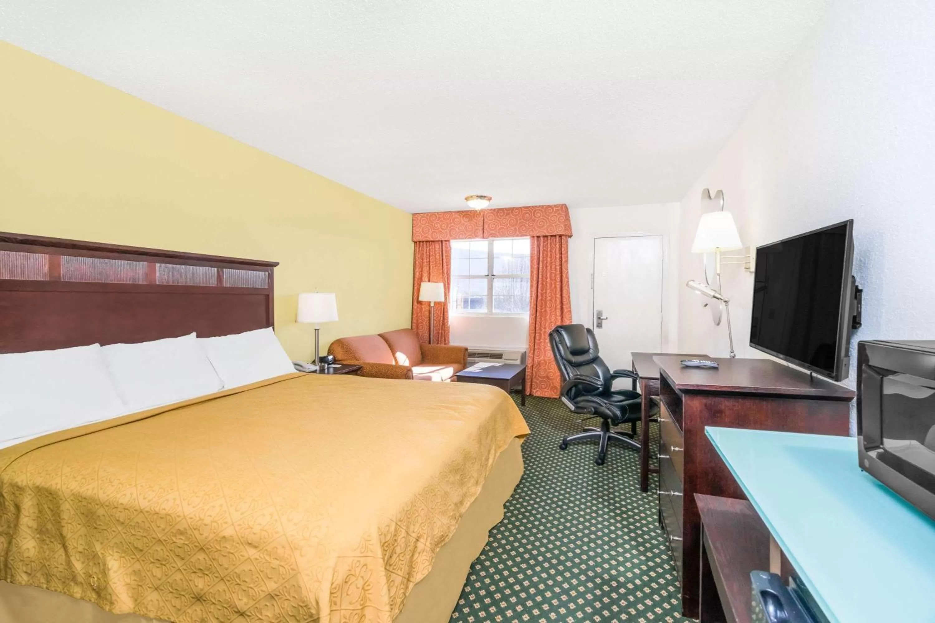 Photo of the whole room, Bed in Knights Inn Chattanooga