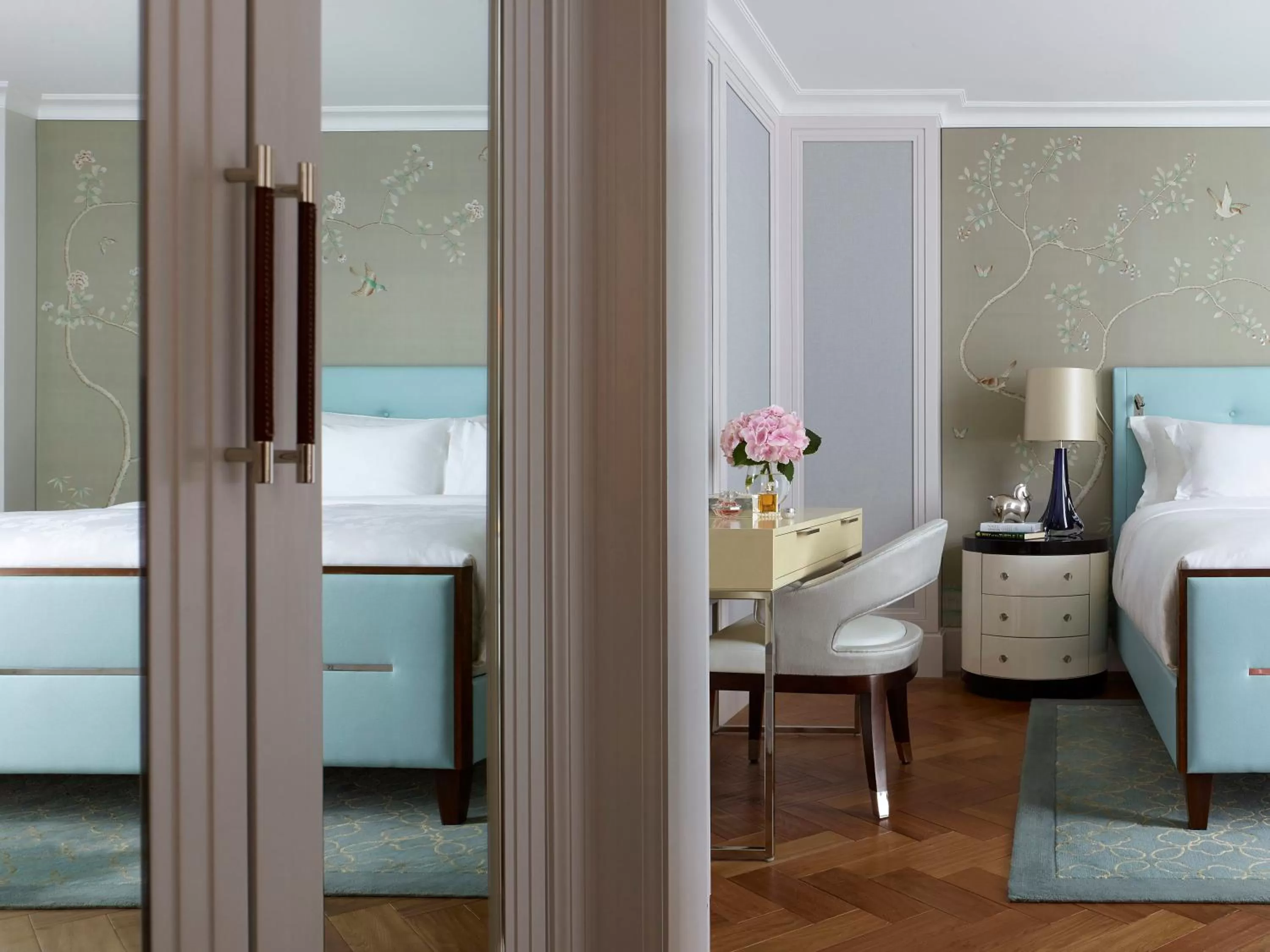 Seating area, Bed in The Langham Hong Kong