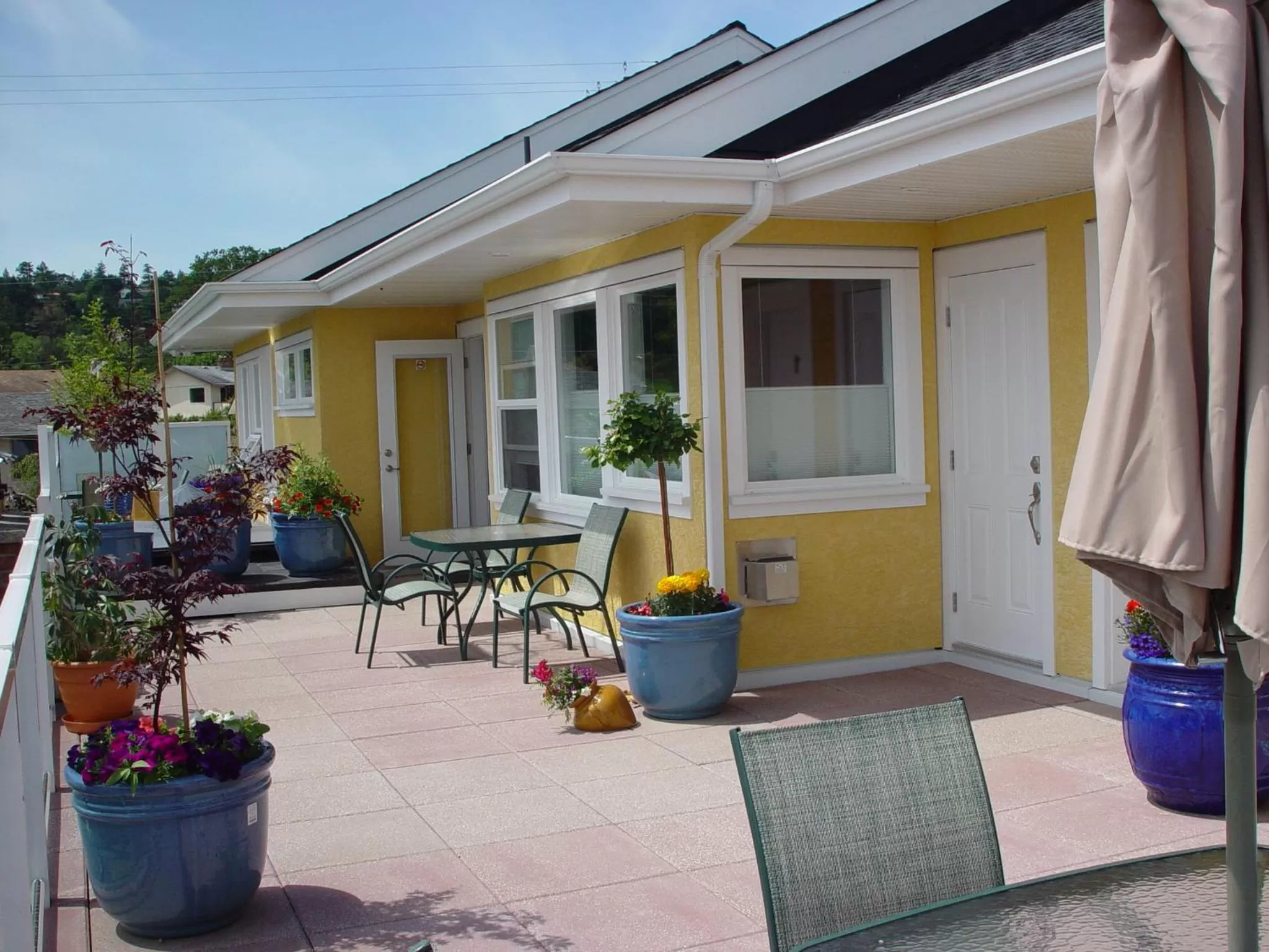 Property building in Birds of a Feather Victoria Oceanfront Studio Suites