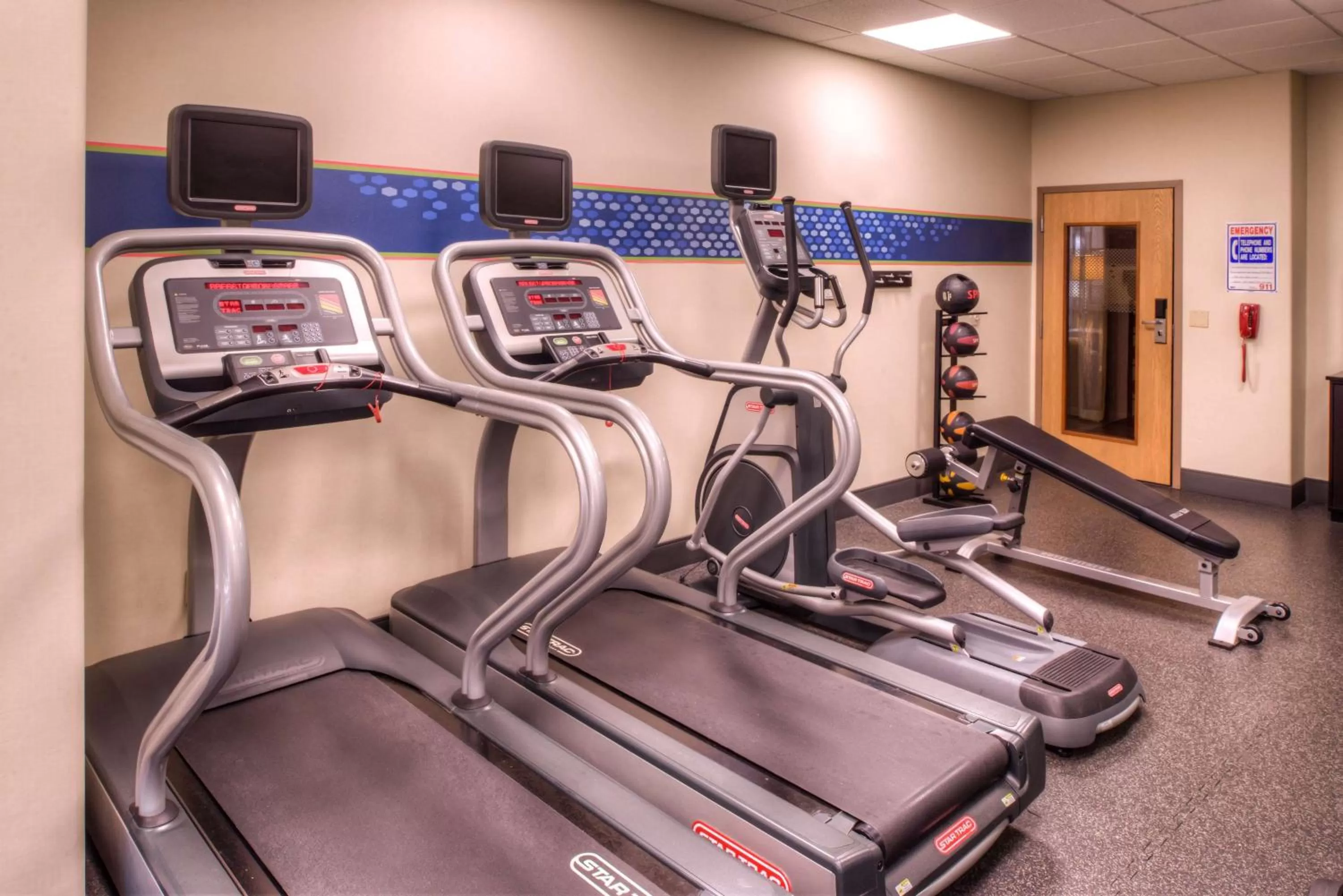 Fitness centre/facilities in Hampton Inn & Suites Ontario