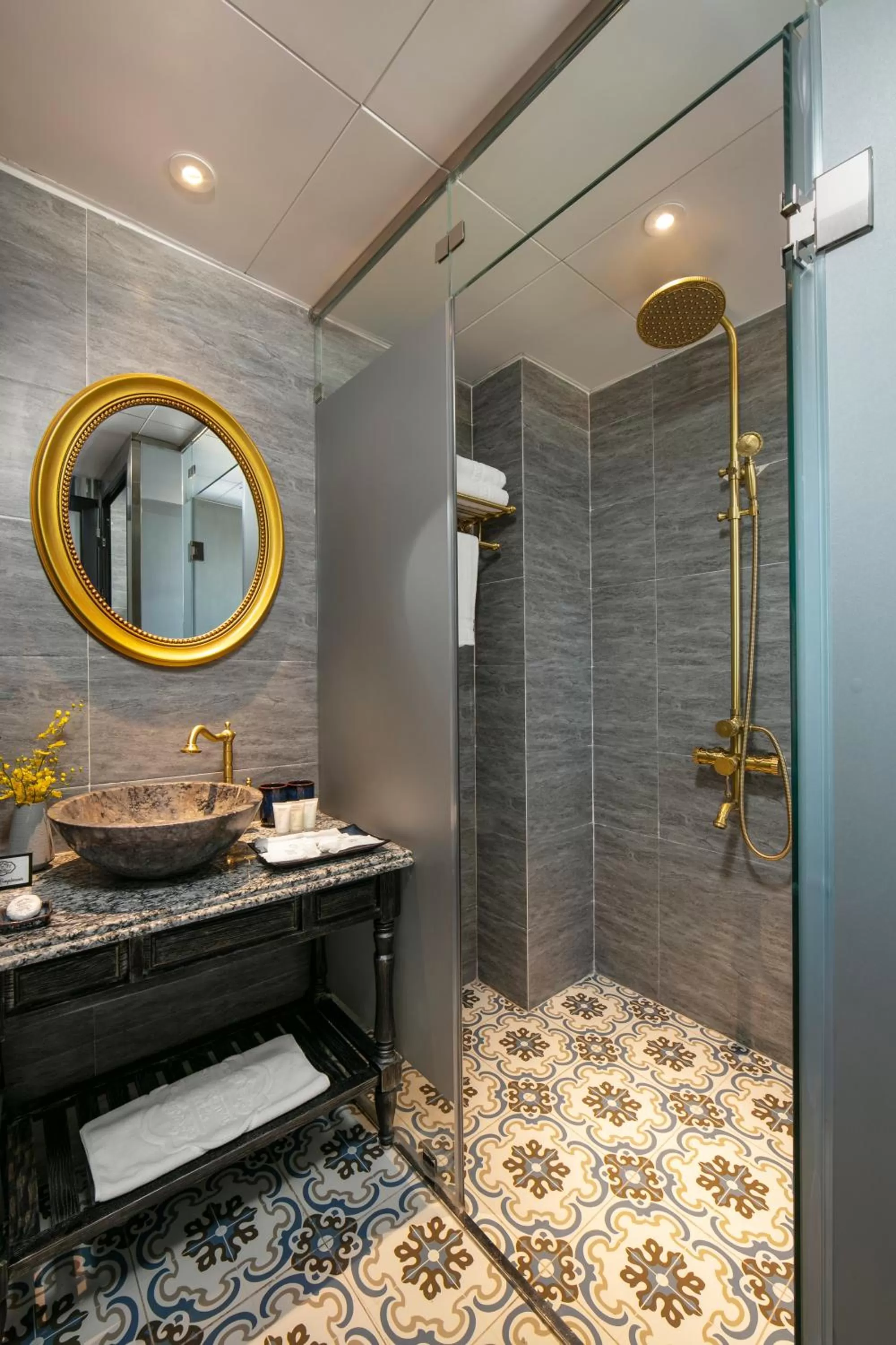 Bathroom in Shining Central Hotel & Spa