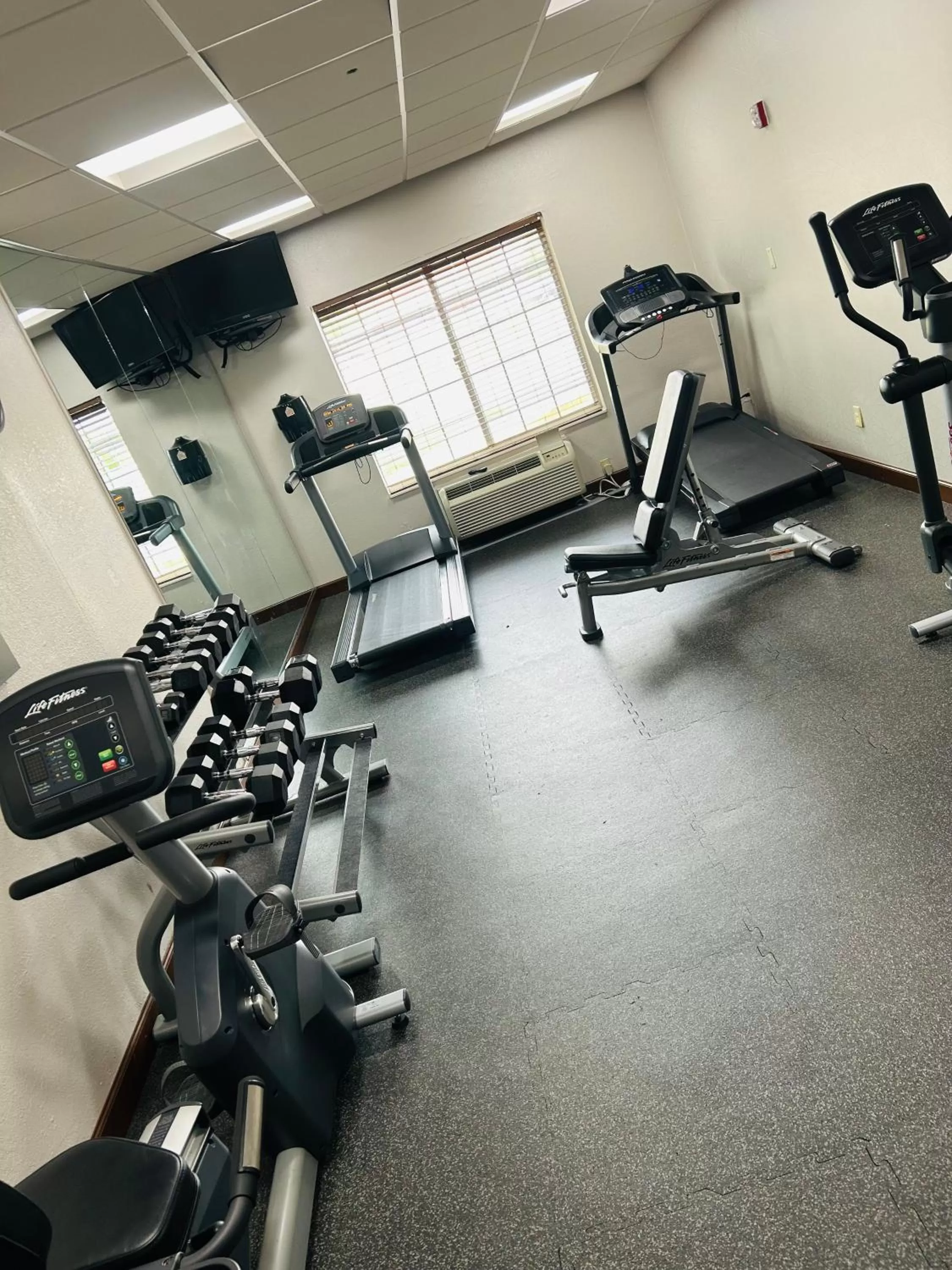 Fitness centre/facilities in Country Inn & Suites by Radisson, Grand Rapids Airport, MI