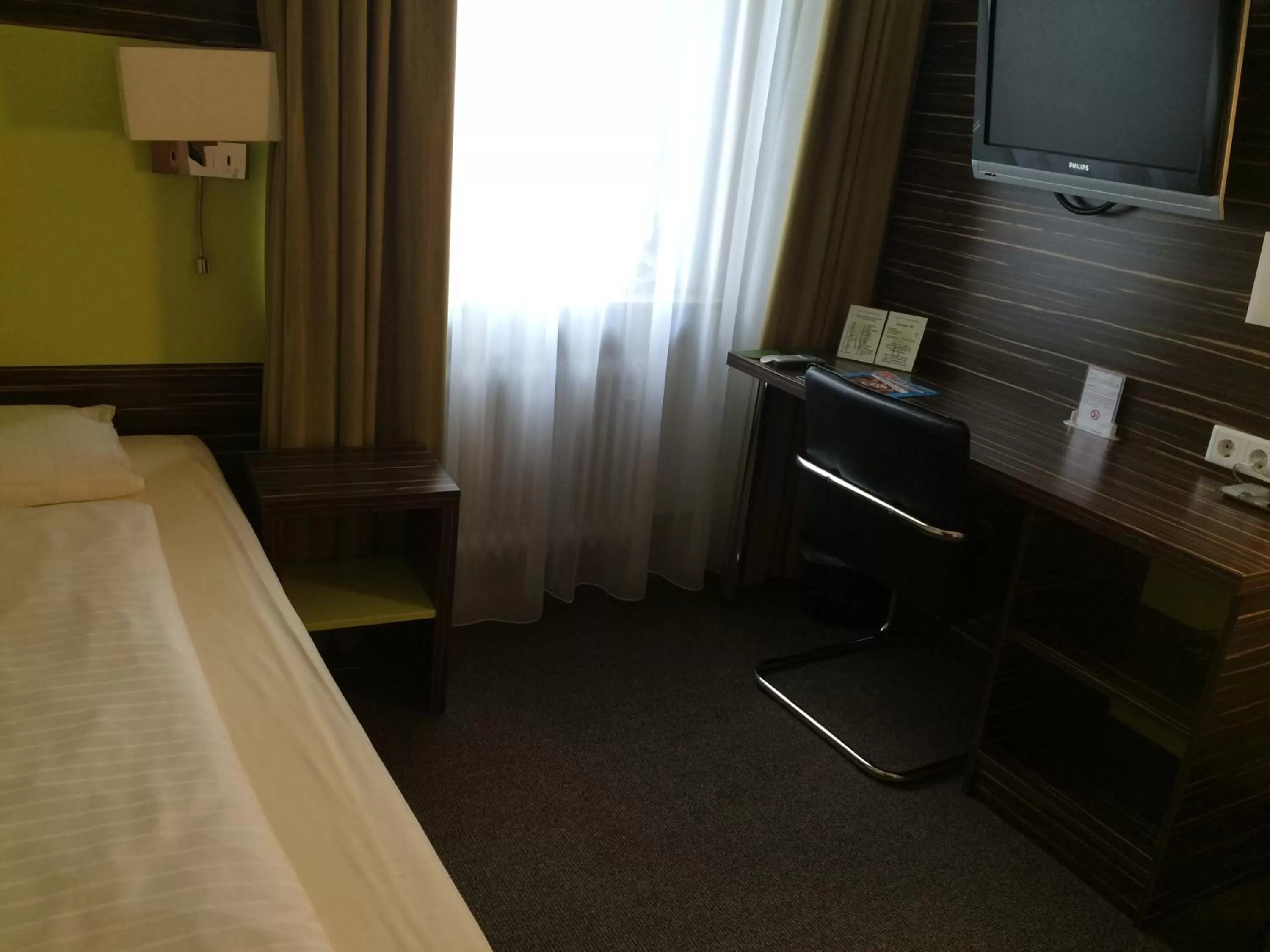Photo of the whole room, Bed in Behringers City Hotel Nürnberg