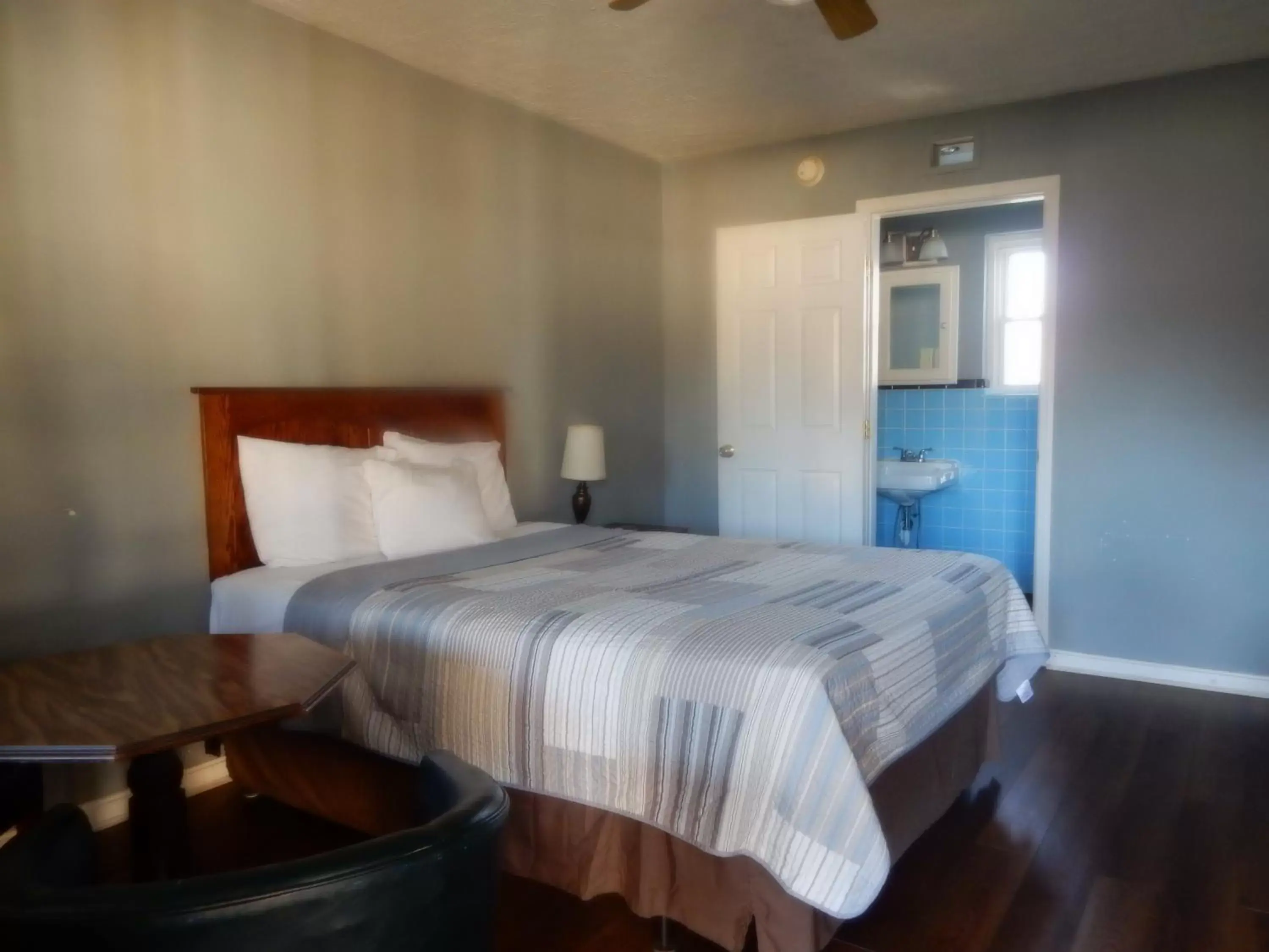 King Room in Brown's Motel King Room in Brown's Motel