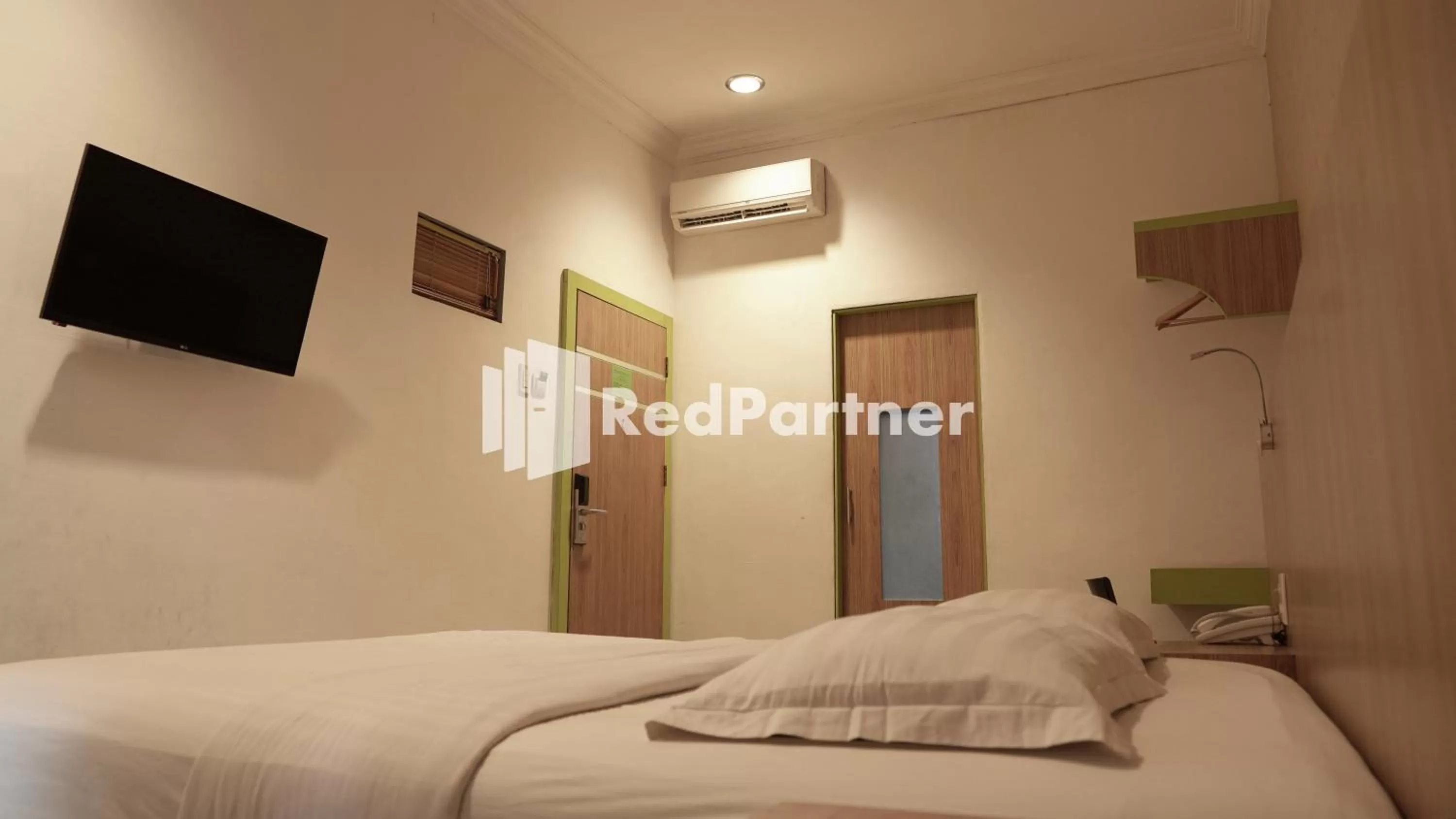 Bedroom, Bed in Wisma Sederhana Medan Mitra RedDoorz