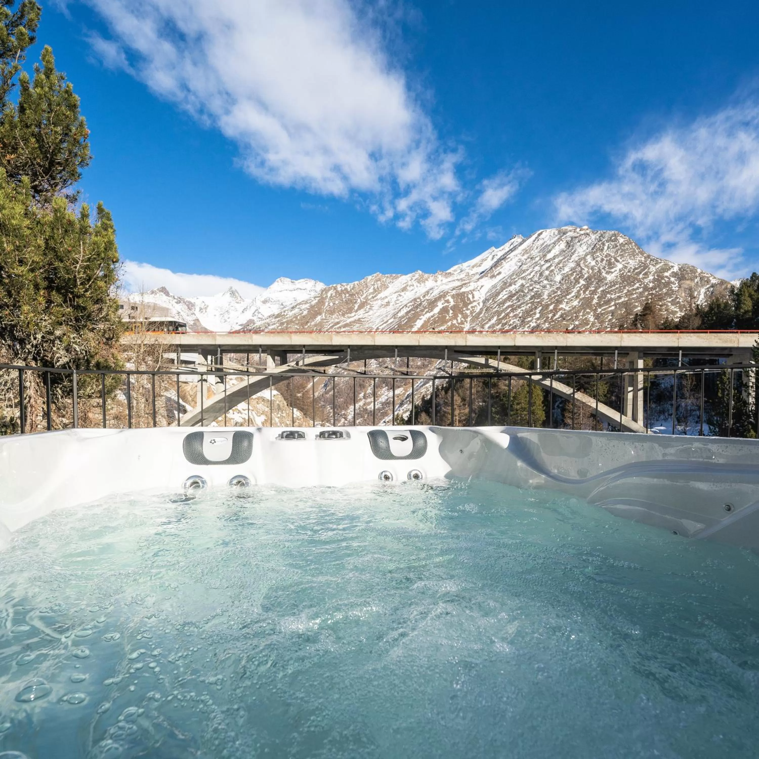 Hot Tub in Boutique Hotel La Gorge