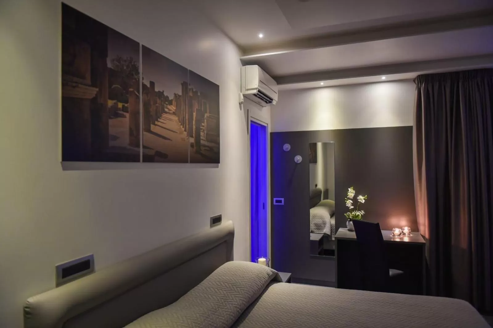 Bed in Pompei Inn Ruins B&B Luxury Suite